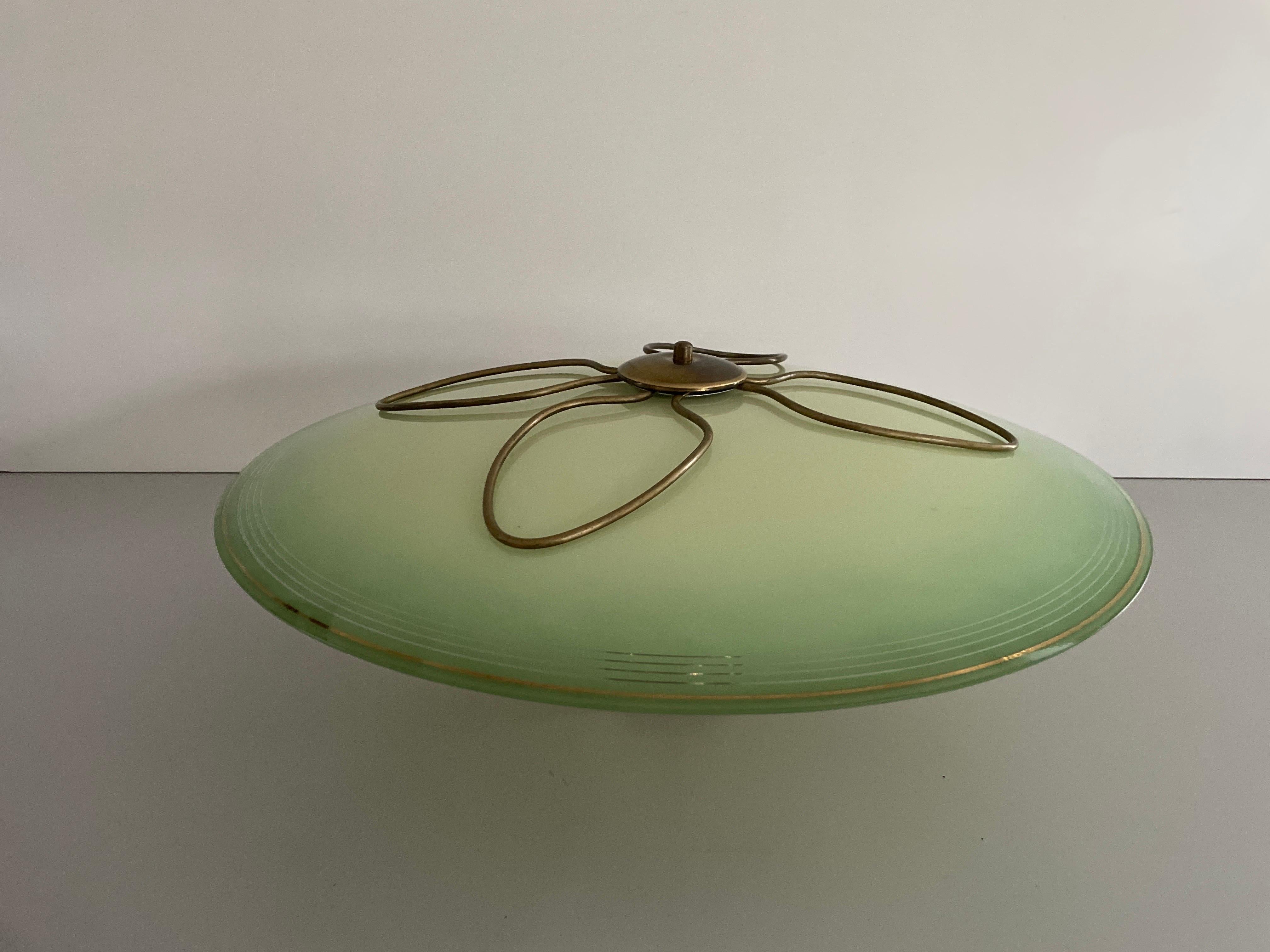 Lampada da soffitto in vetro verde Art Deco, anni '1940, Germania

Questa lampada funziona con 2x lampadine E27.

Misure: 
Altezza: 21 cm
Diametro dell'ombra: 57 cm

