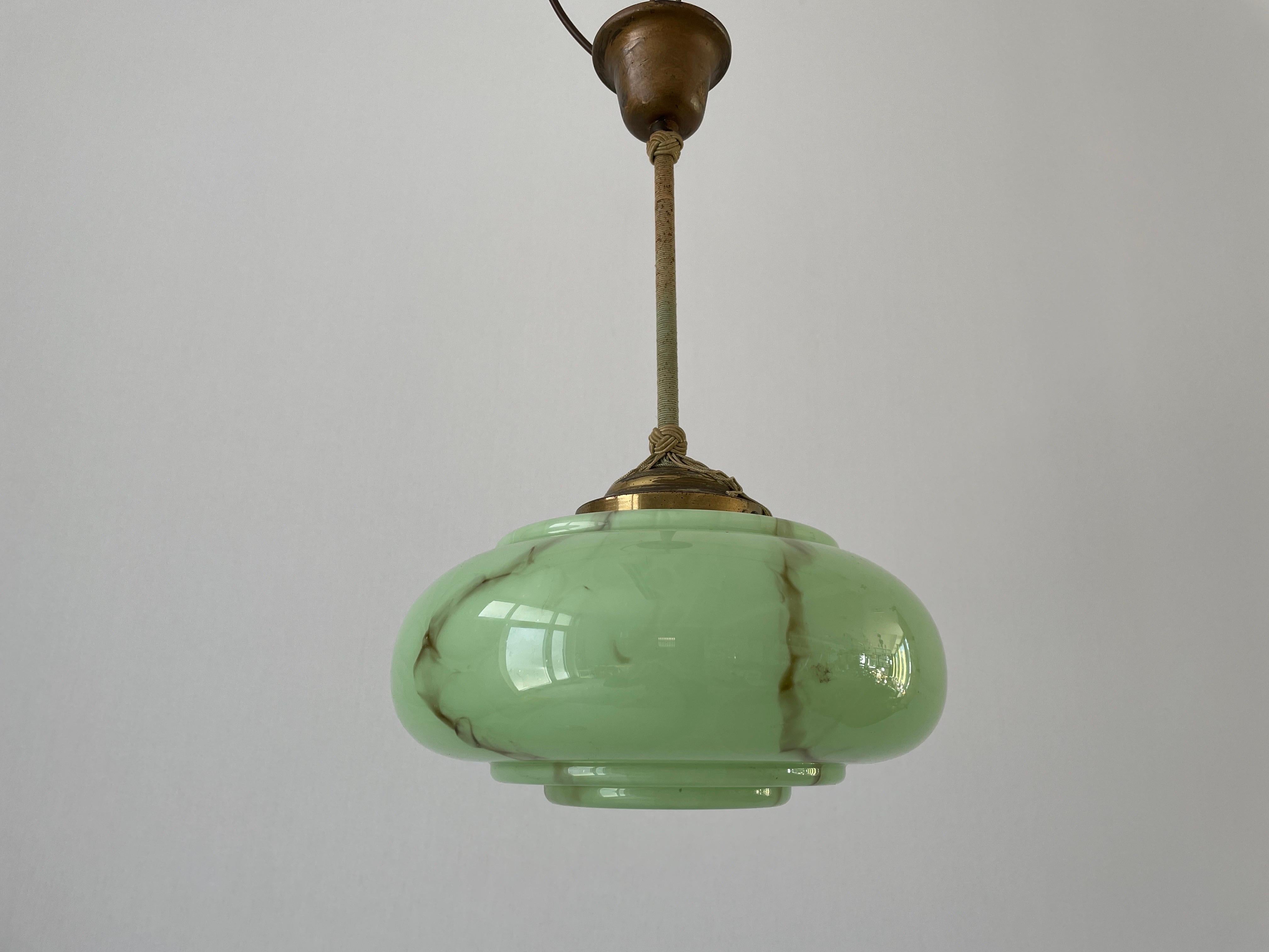 Lampada da soffitto in vetro verde Art Deco, anni '1940, Germania

Il paralume è in ottime condizioni vintage.

Questa lampada funziona con lampadine E27. 
Cablato e adatto all'uso con 220V e 110V per tutti i paesi.

Misure: 
Altezza: 48 cm
Diametro