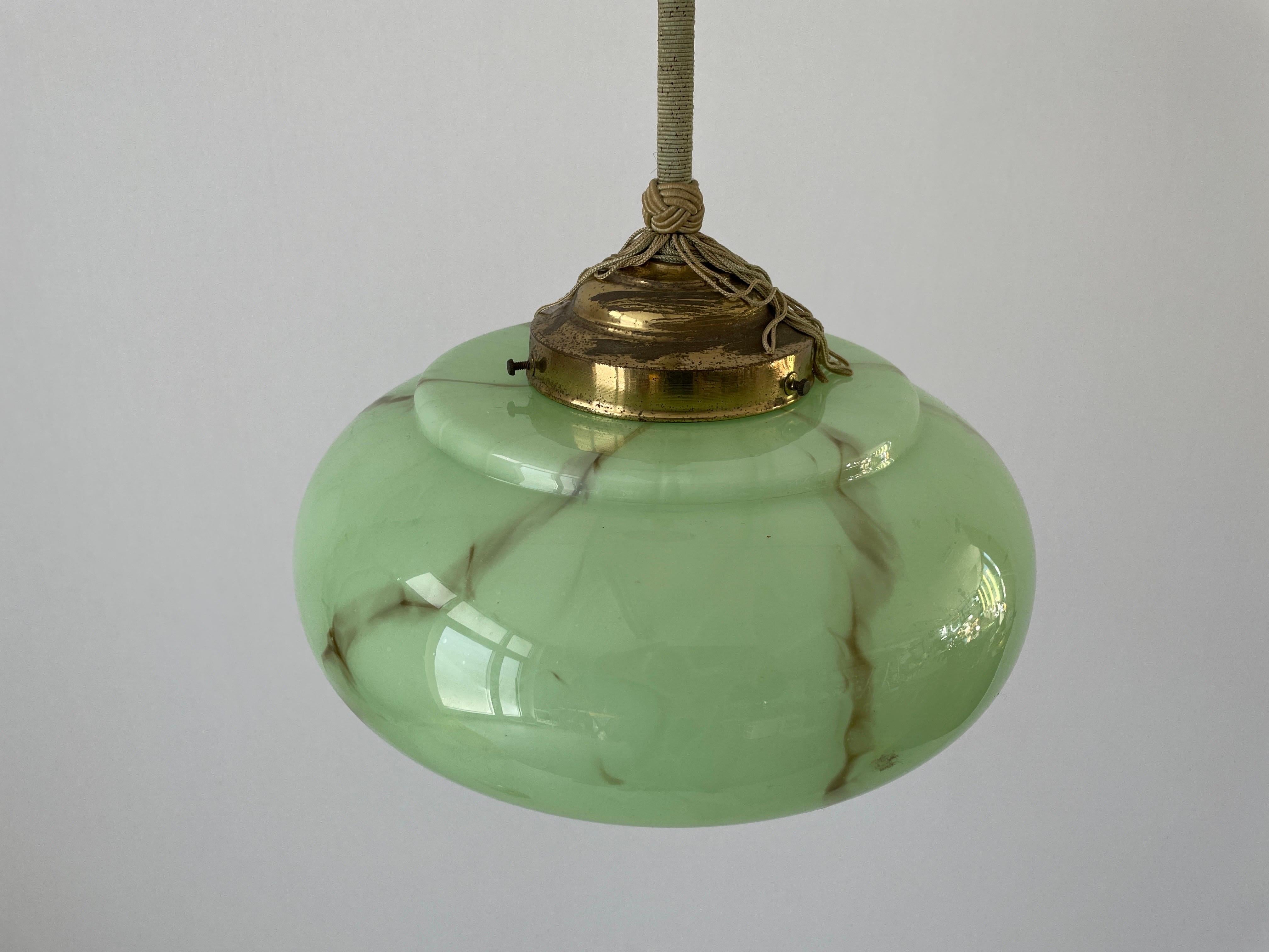 Lampada da soffitto in vetro verde Art Deco, anni '1940, Germania In condizioni ottime in vendita a Hagenbach, DE