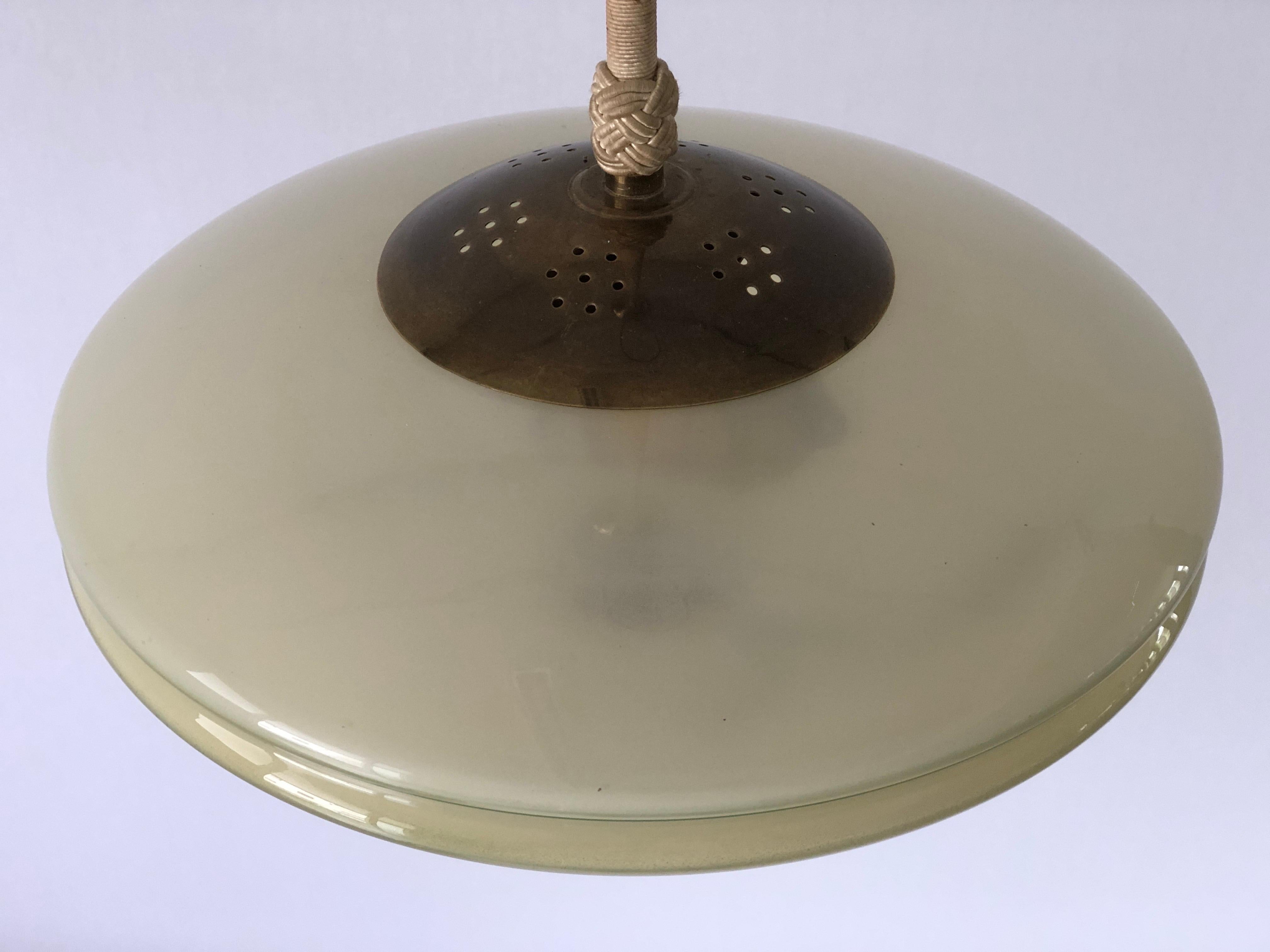 Lámpara de techo Art Decó de cristal verde de VEB Leuchten, década de 1940, Alemania Alemán en venta