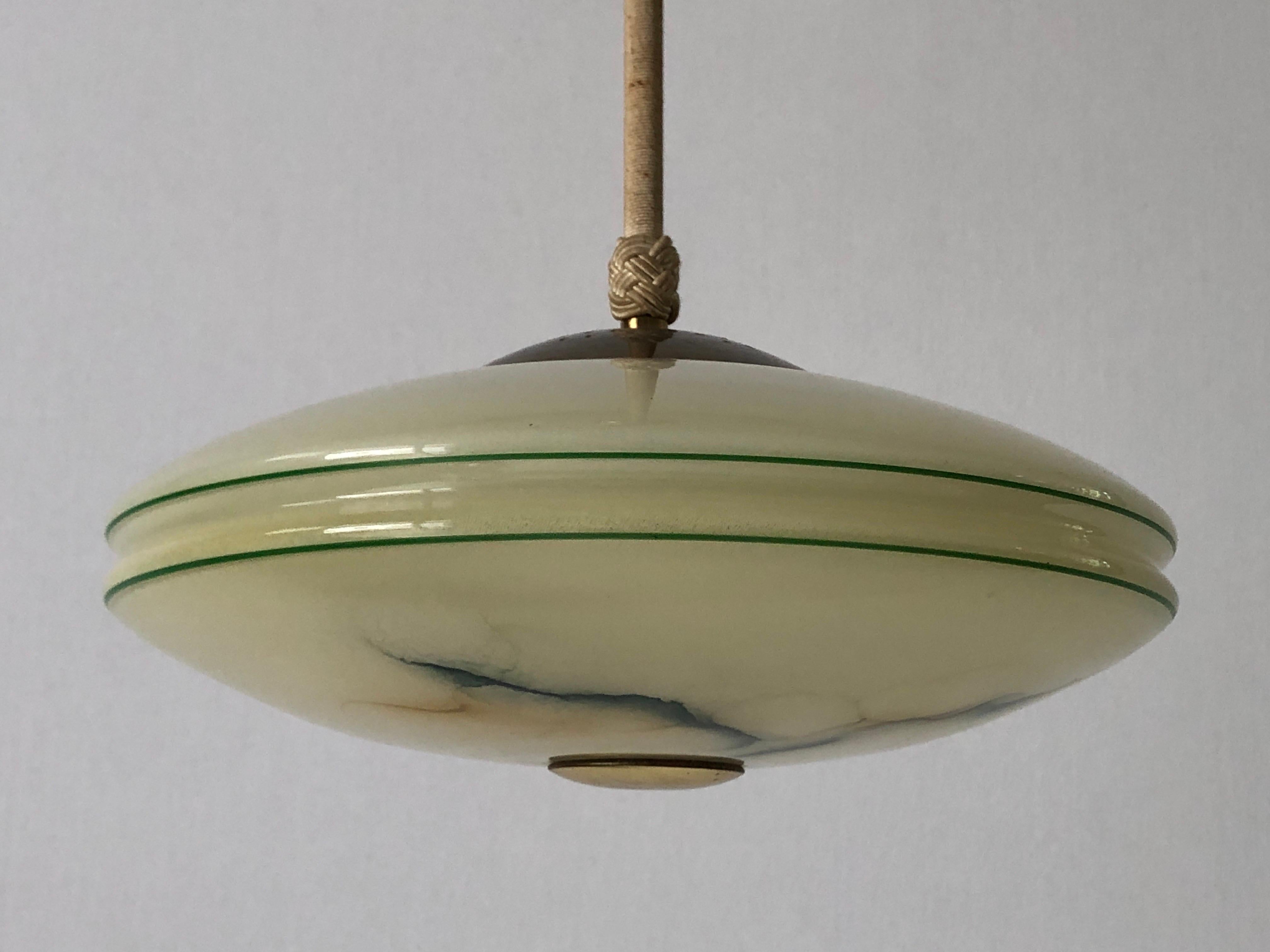 Lámpara de techo Art Decó de cristal verde de VEB Leuchten, década de 1940, Alemania Latón en venta