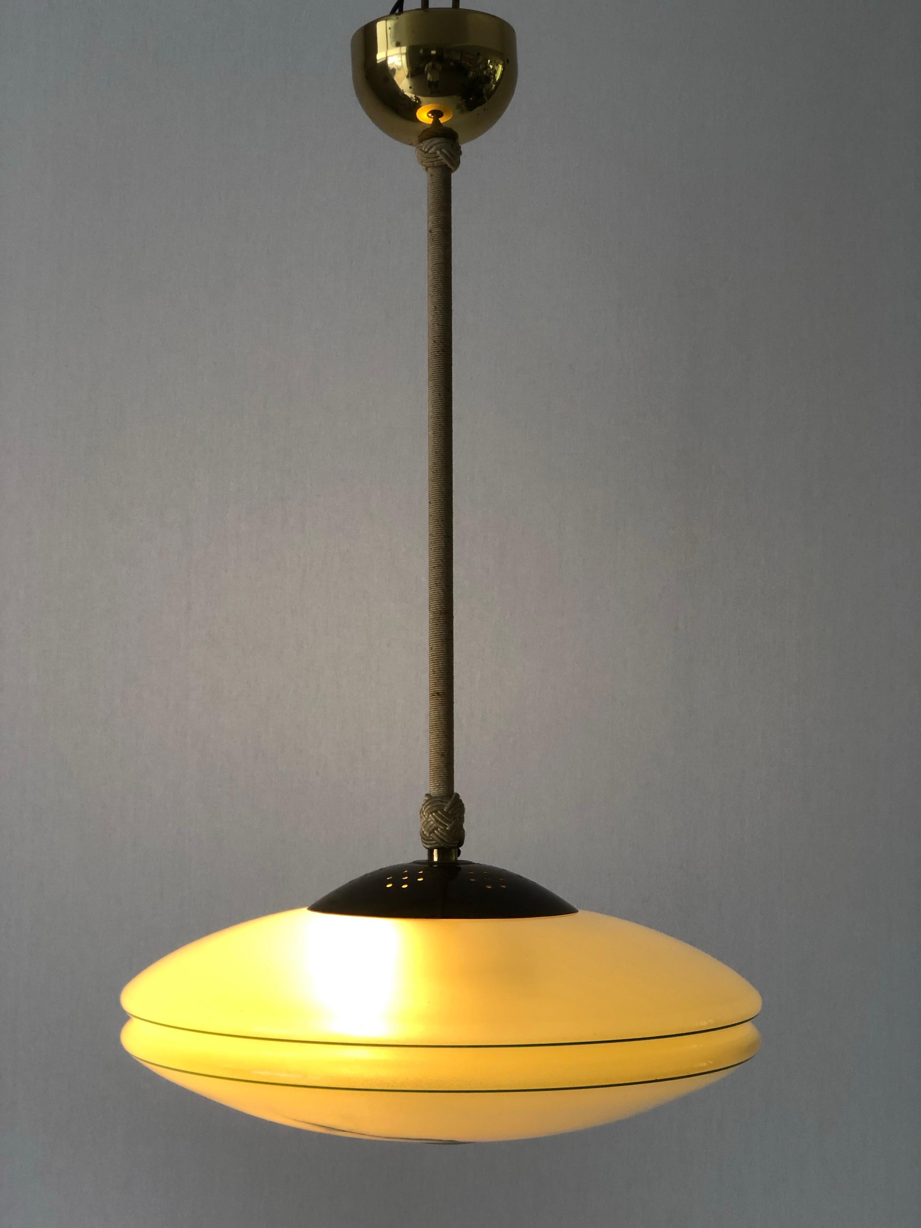 Lámpara de techo Art Decó de cristal verde de VEB Leuchten, década de 1940, Alemania en venta 1