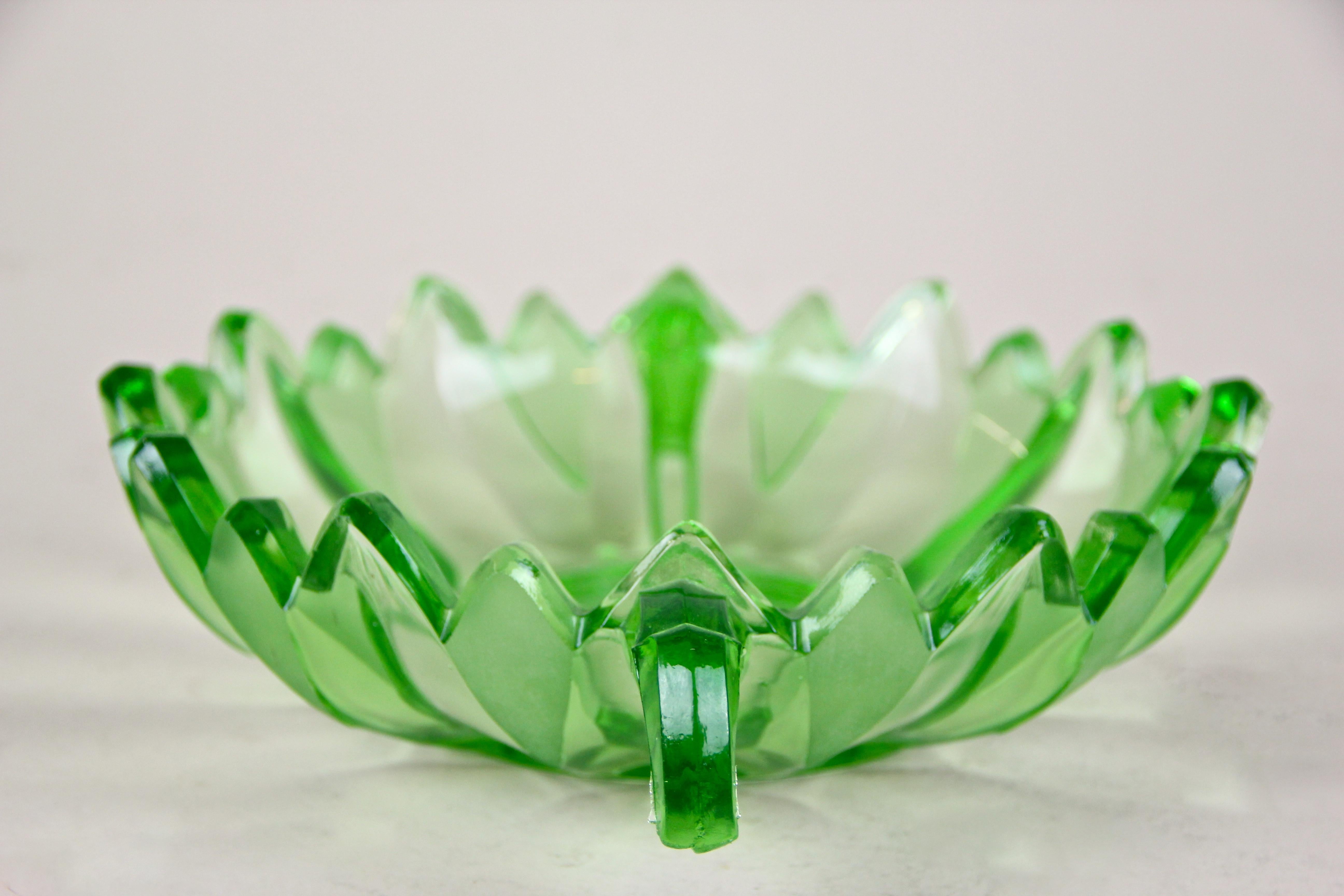 Art Deco Green Glass Bowl, Austria, circa 1930 In Good Condition In Lichtenberg, AT