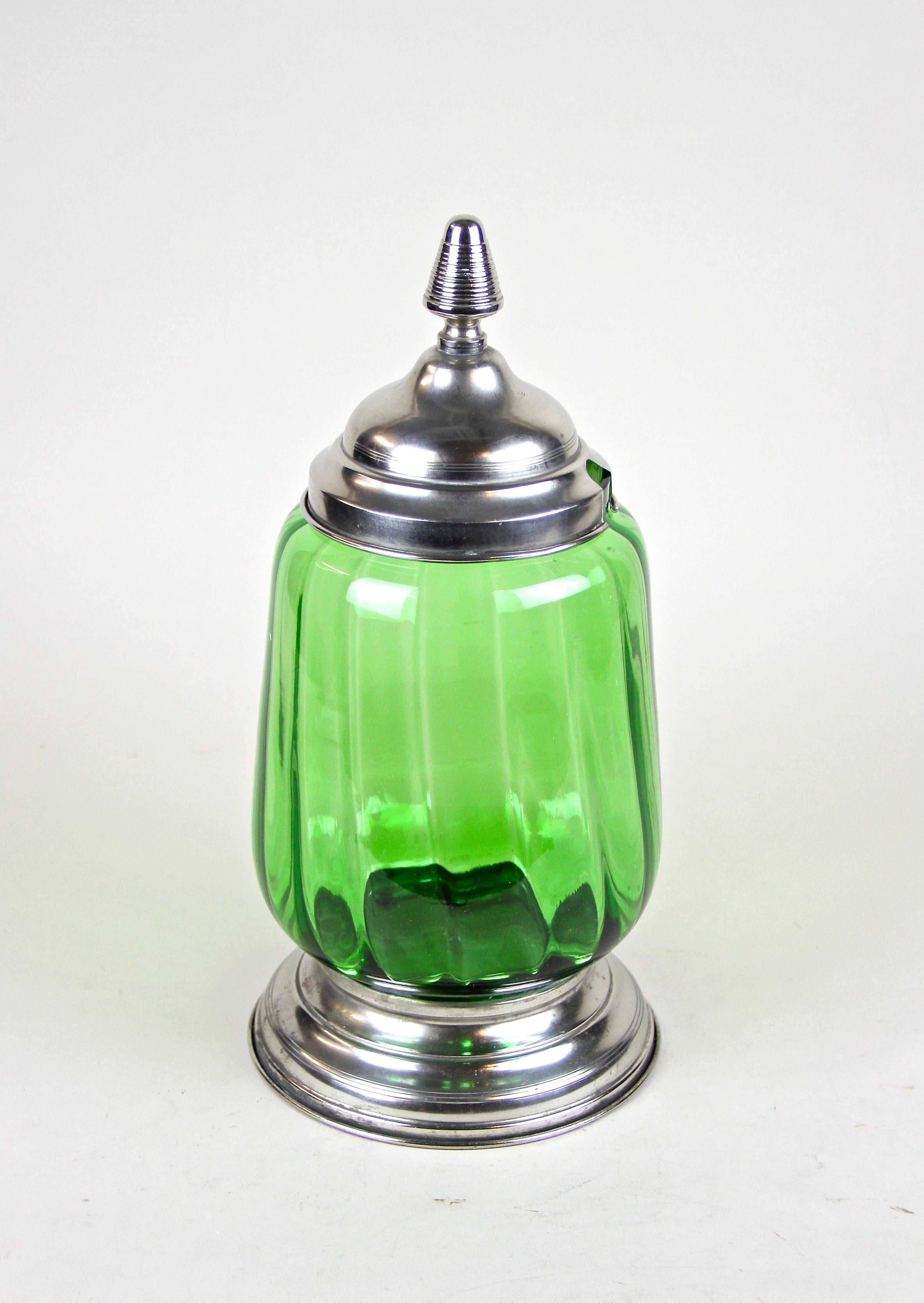 Grünes Art-Déco-Glasglasgefäß/ Punchschale mit Deckel, Österreich, um 1920 (Art déco)