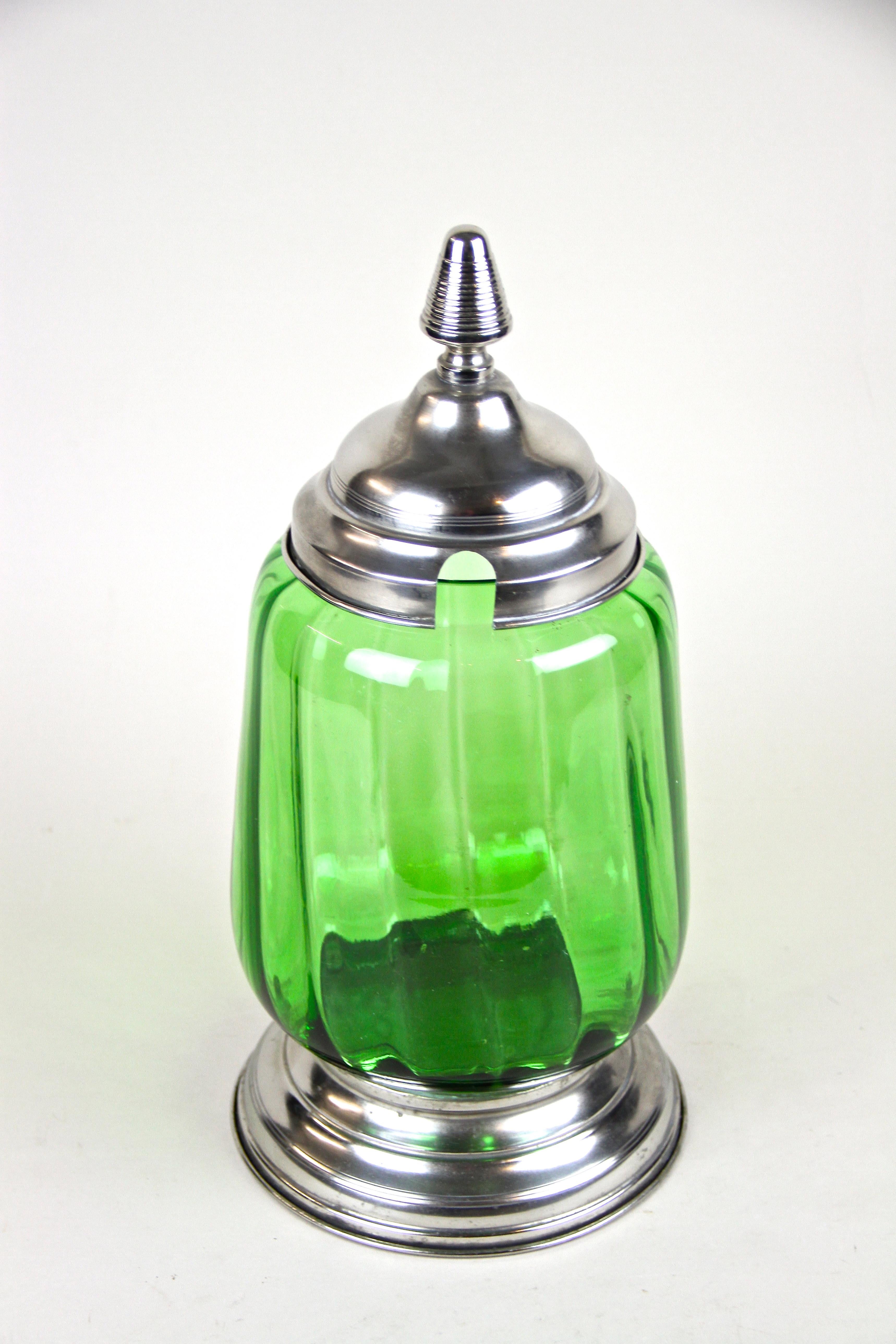Autrichien Pot à punch en verre vert Art Déco avec couvercle, Autriche, vers 1920