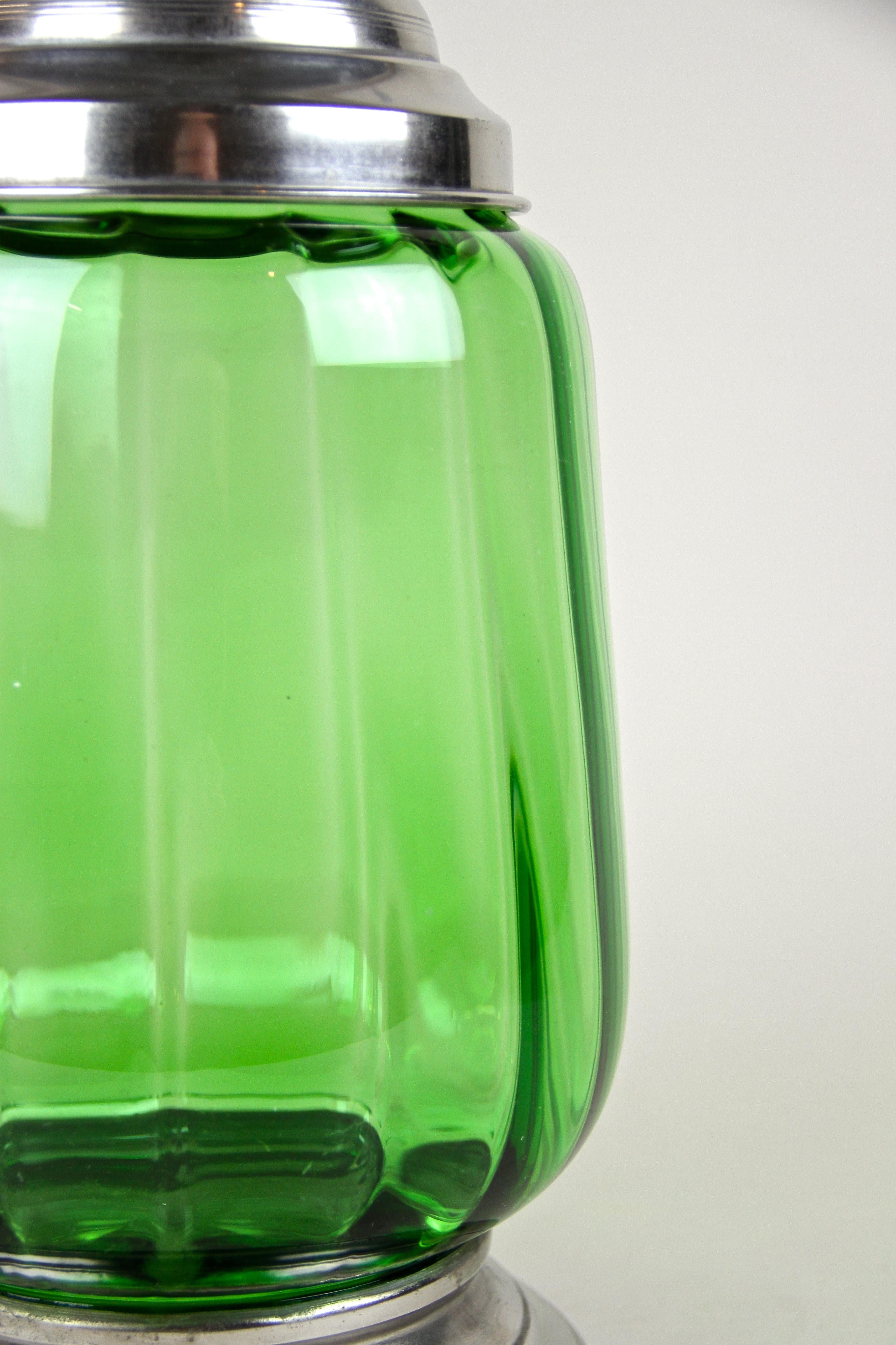 Métal Pot à punch en verre vert Art Déco avec couvercle, Autriche, vers 1920