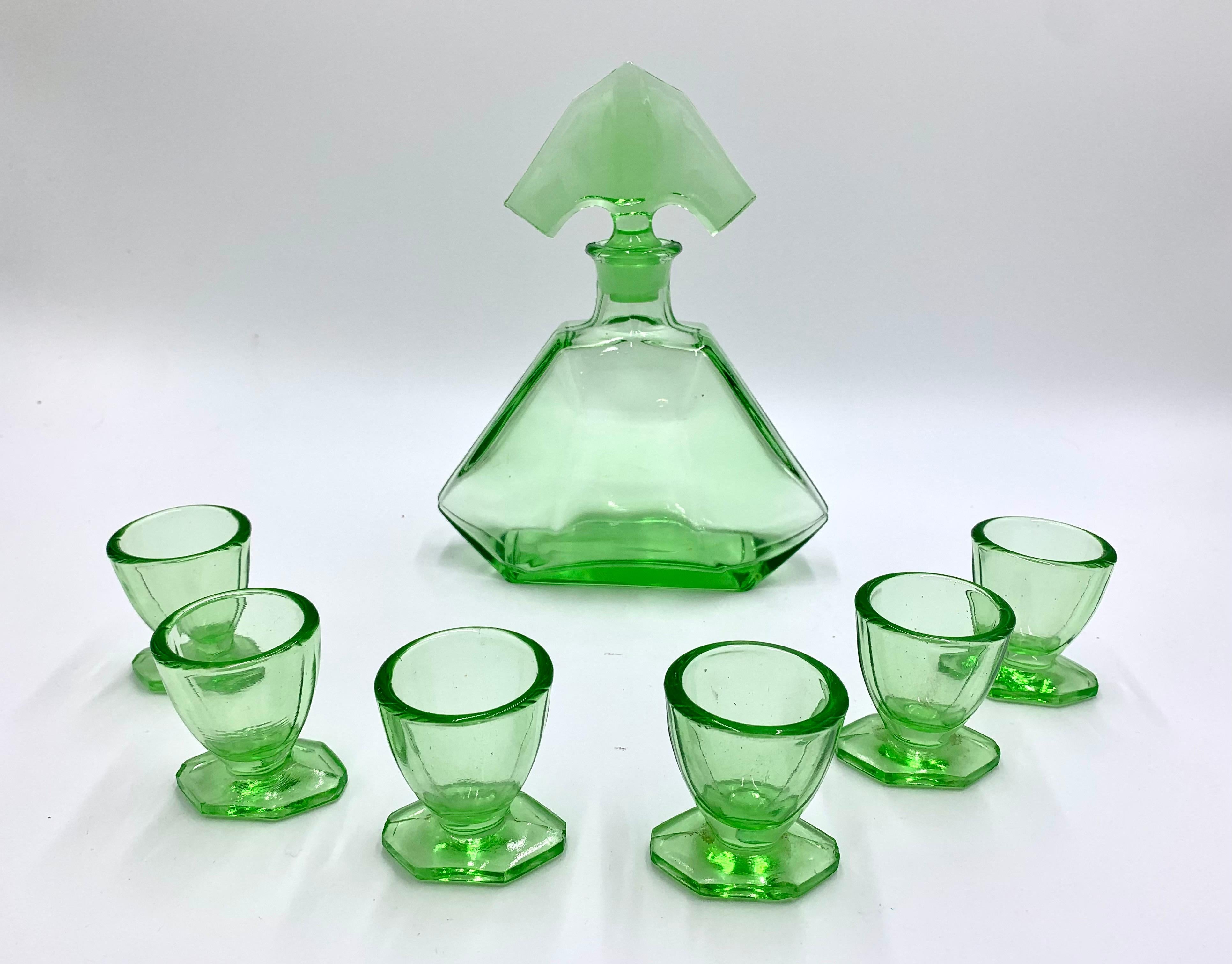Art déco Carafe à absinthe en verre vert Art Déco avec 6 verres:: République Tchèque:: 1930