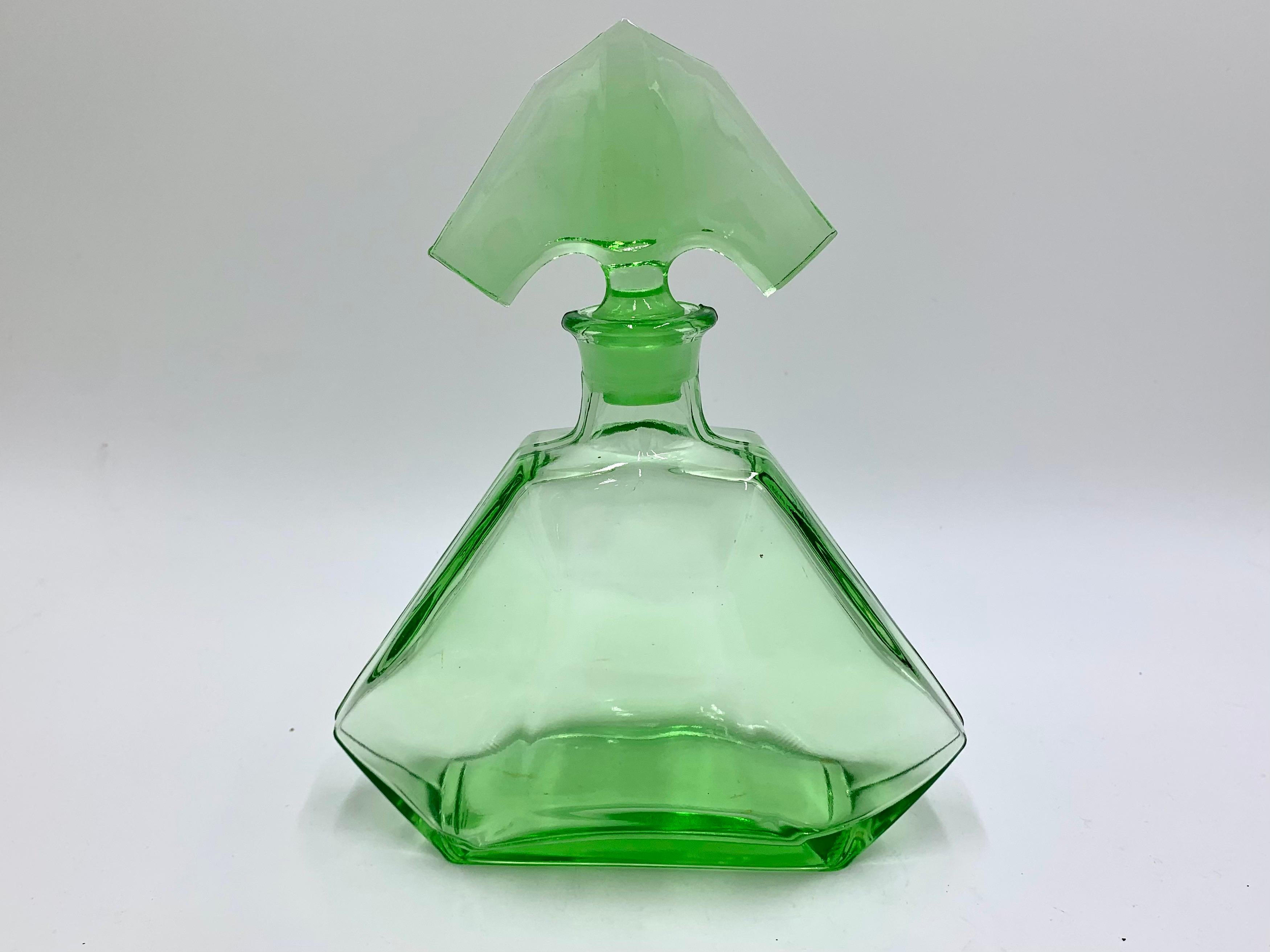 Carafe à absinthe en verre vert Art Déco avec 6 verres:: République Tchèque:: 1930 Bon état à Chorzów, PL
