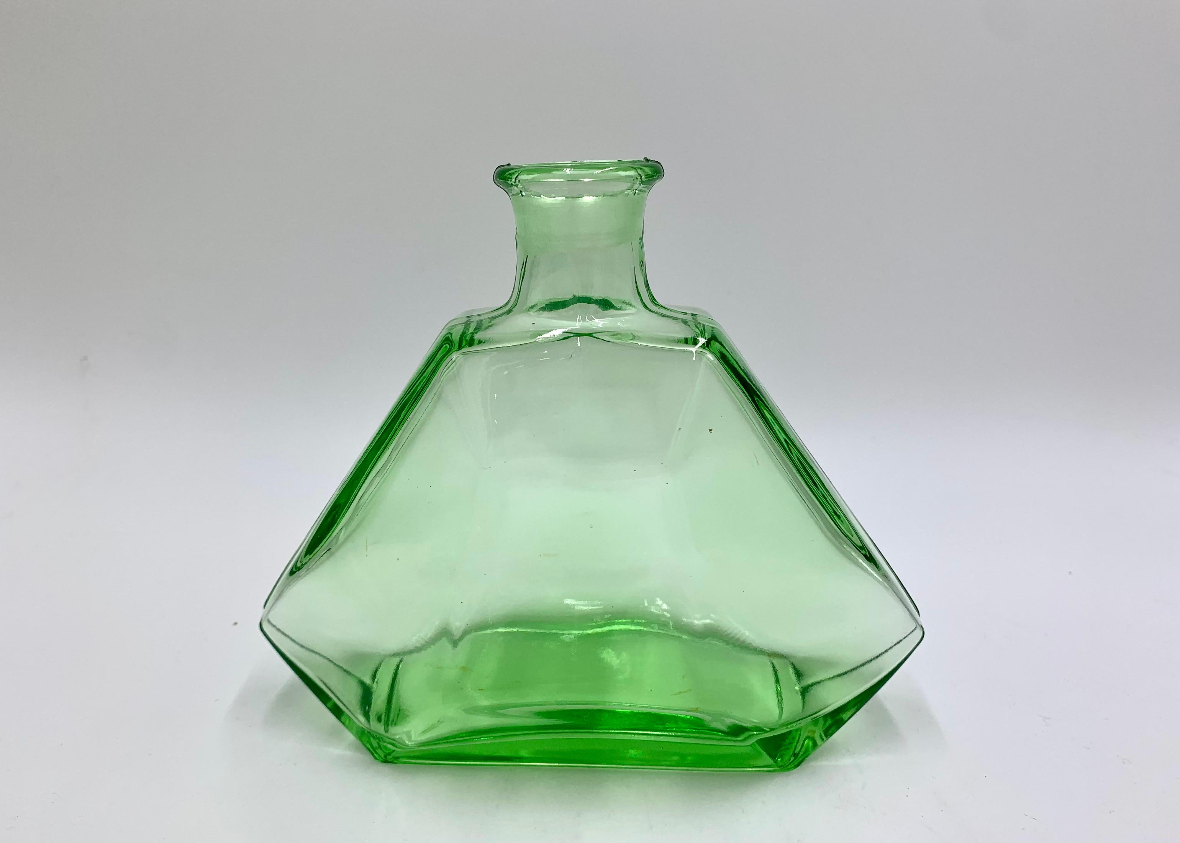 Milieu du XXe siècle Carafe à absinthe en verre vert Art Déco avec 6 verres:: République Tchèque:: 1930