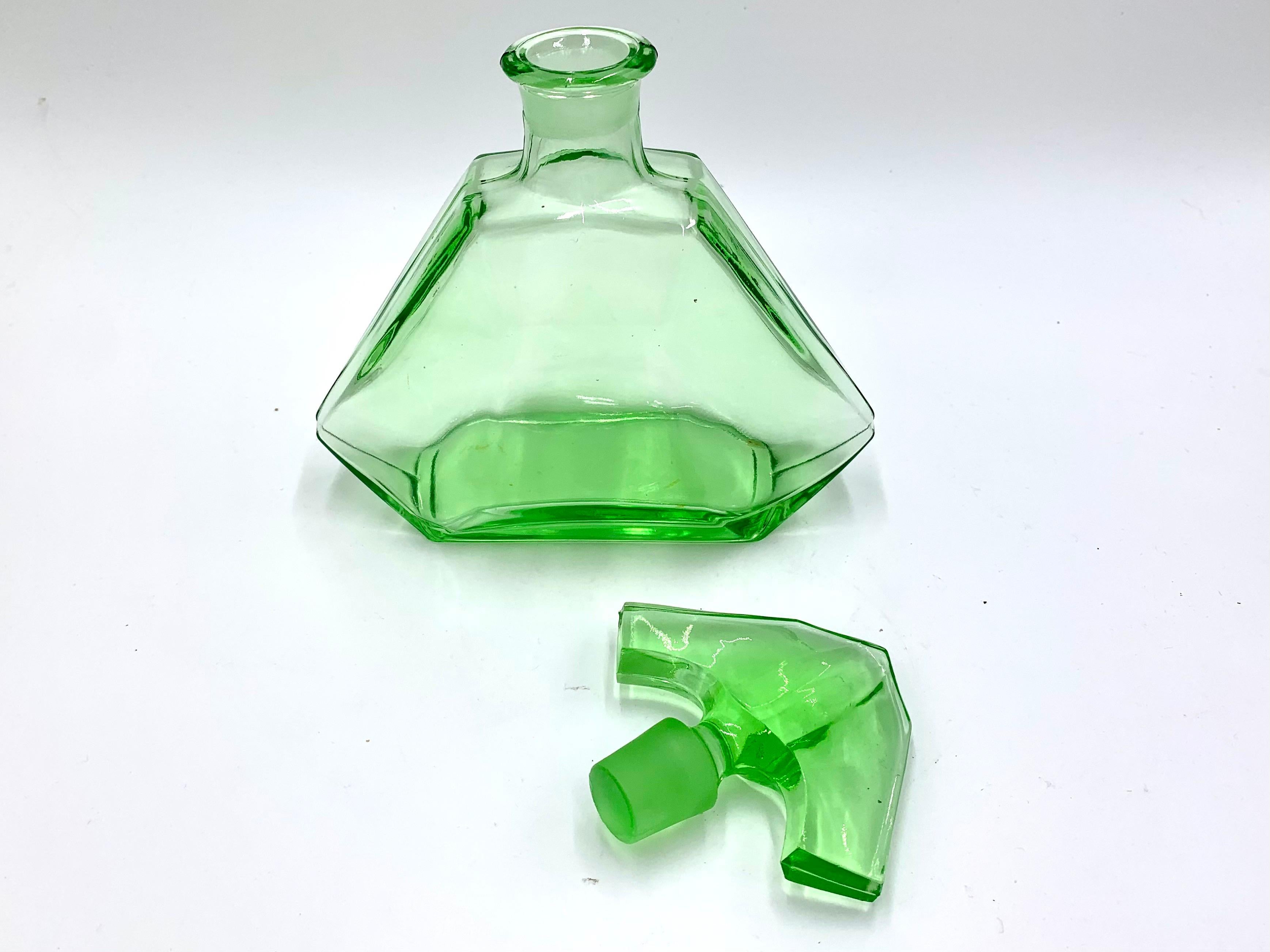 Art Deco Green Glass Absint Carafe Decanter with 6 glasses, Czech Republic, 1930 In Good Condition In Chorzów, PL