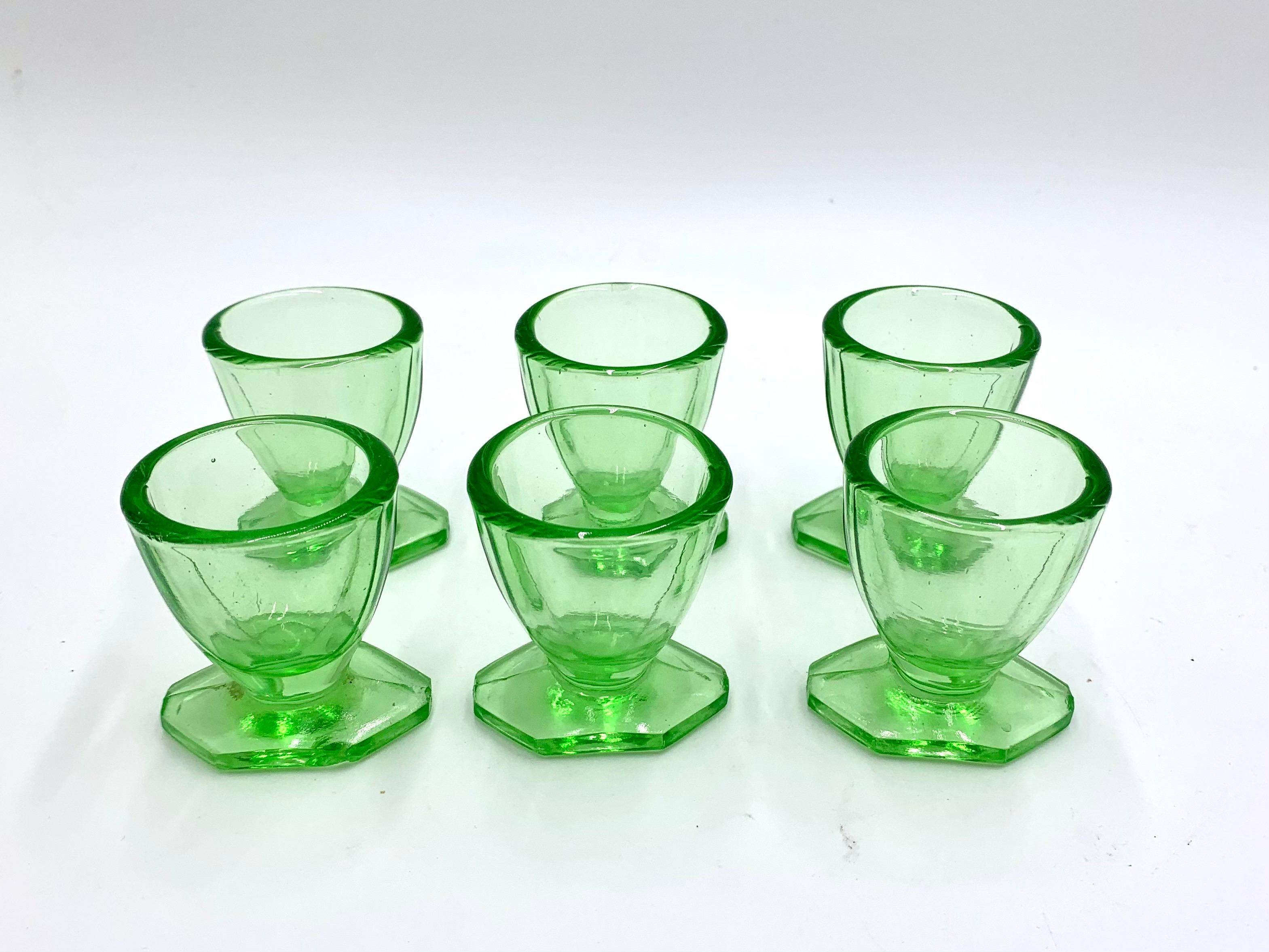 Carafe à absinthe en verre vert Art Déco avec 6 verres:: République Tchèque:: 1930 2
