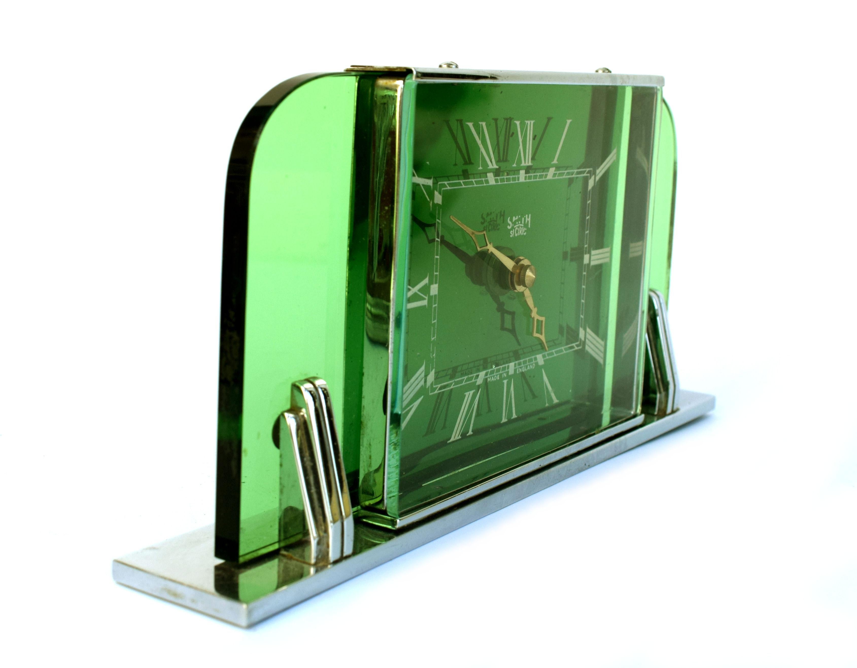 Art déco Horloge Art Déco en verre vert, miroir et chrome de Smiths Clockmakers, vers 1930 en vente