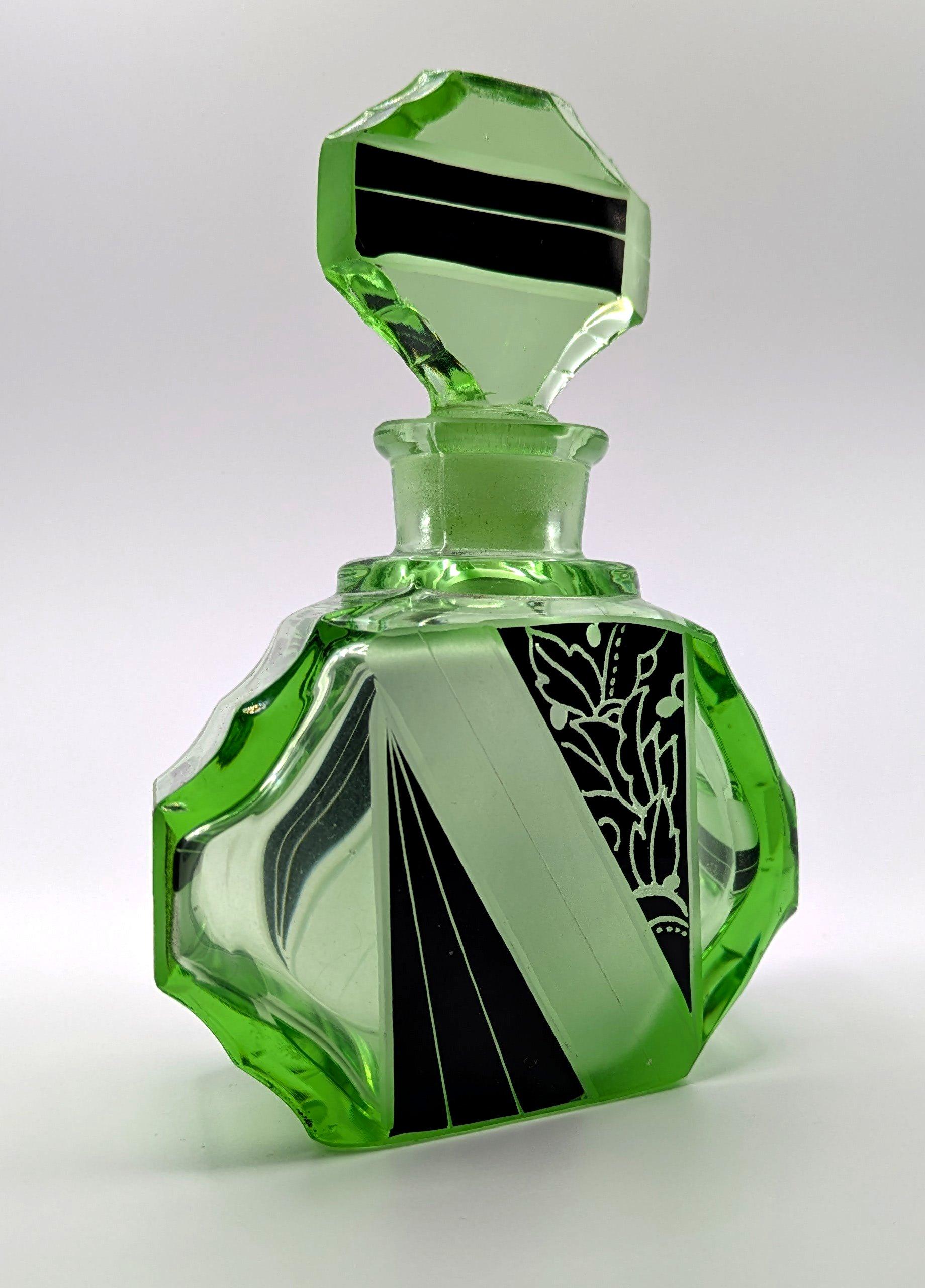 Flacon de parfum en verre vert Art Deco par Karl Palda, circa 1930 en vente 3