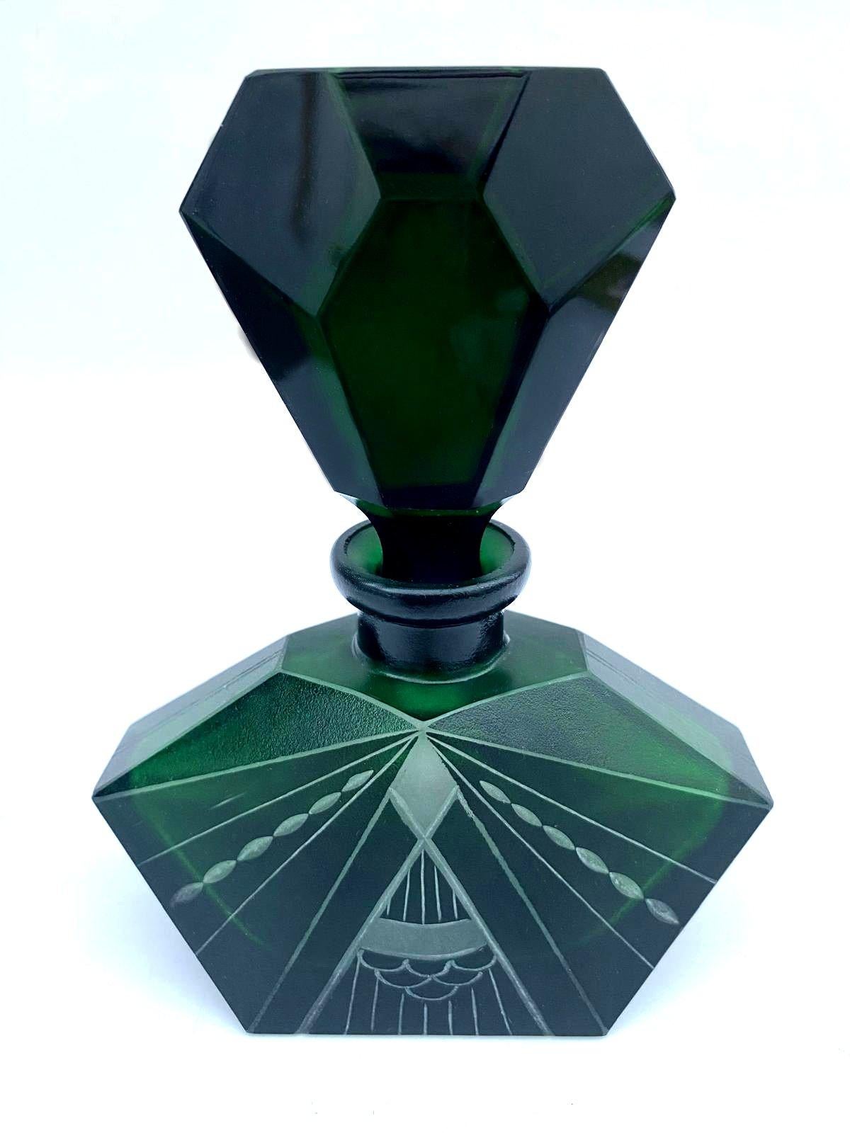Flacon de parfum en verre vert Art Deco par Karl Palda, circa 1930 en vente 2
