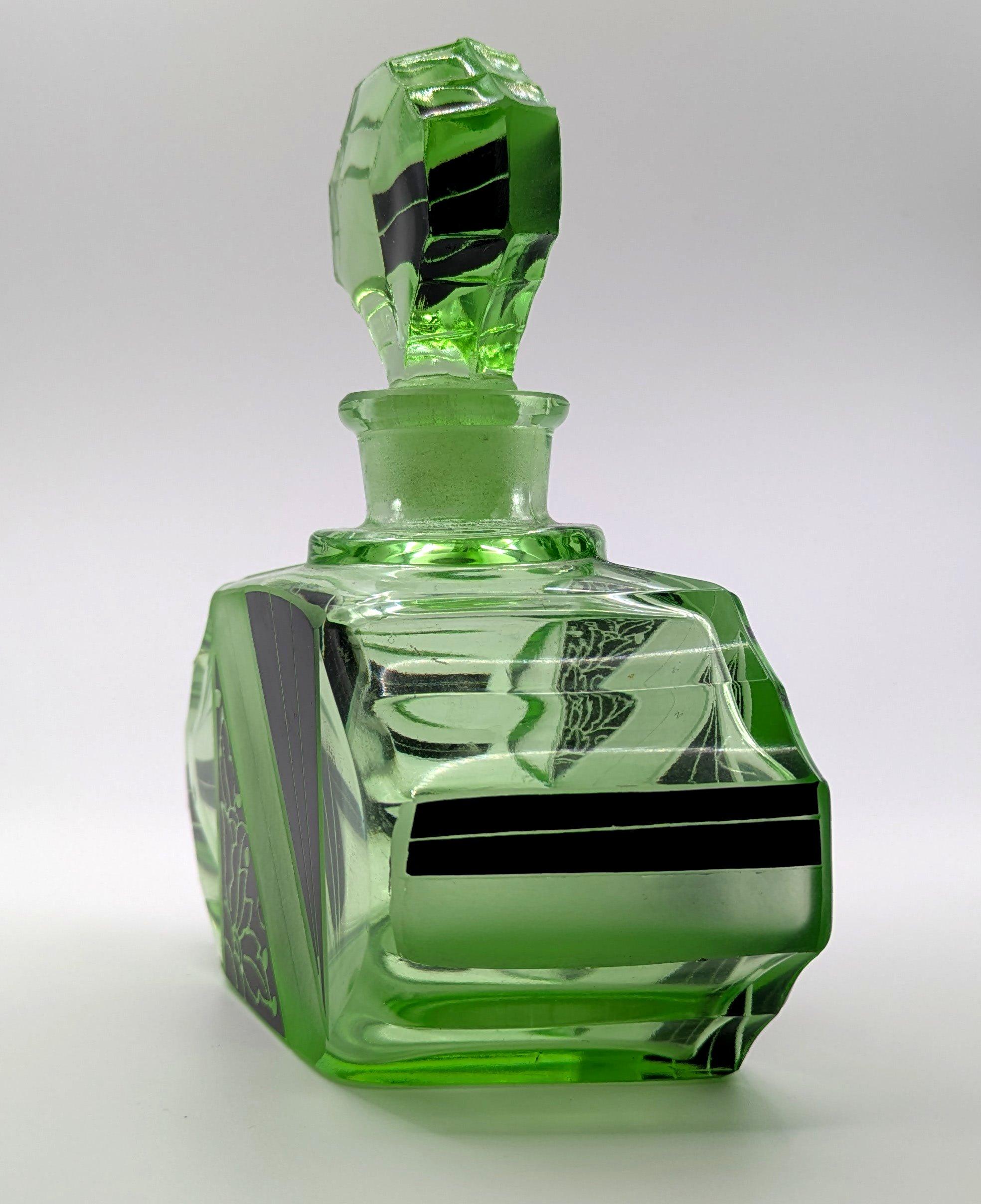 Flacon de parfum en verre vert Art Deco par Karl Palda, circa 1930 en vente 4
