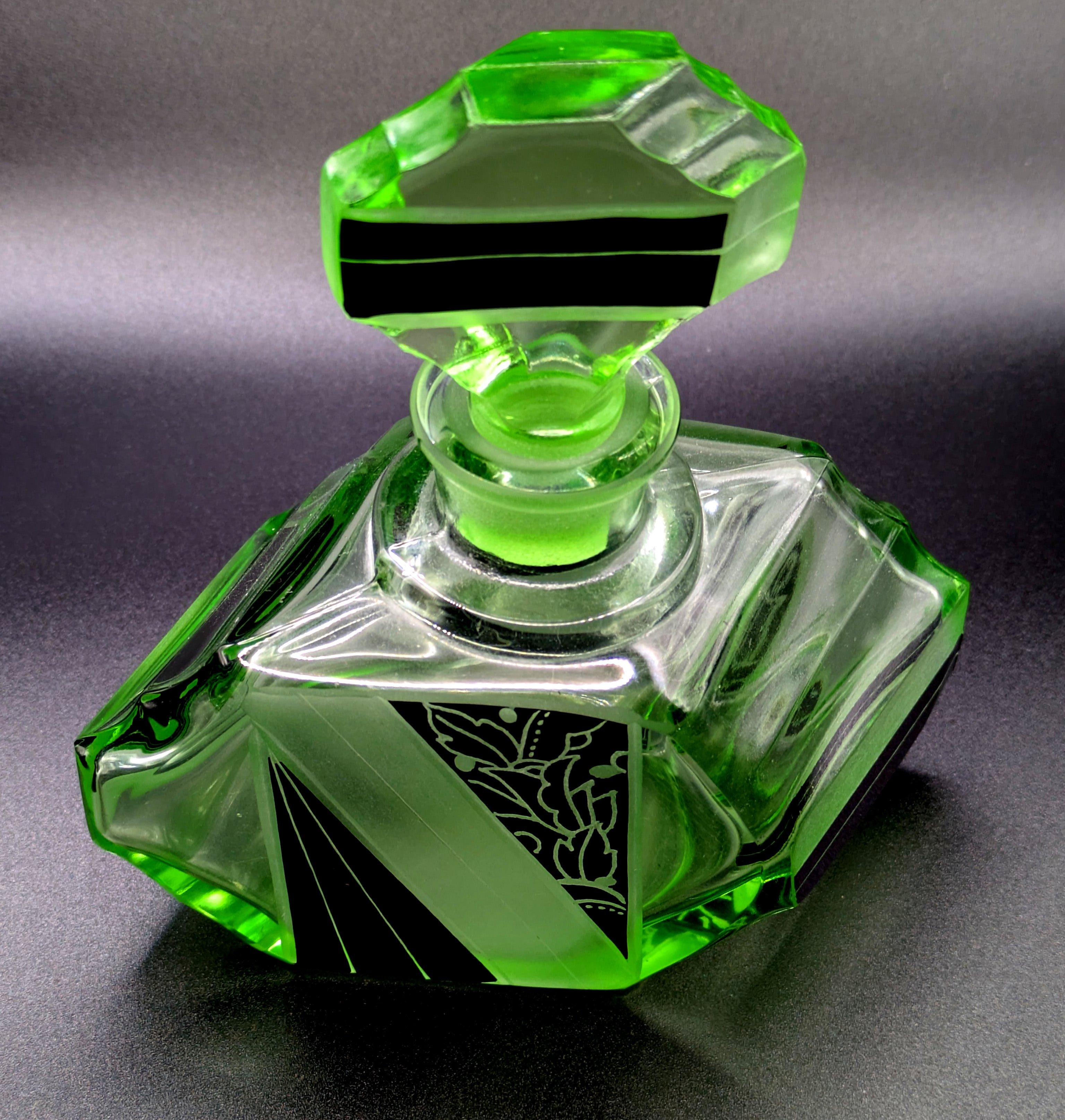 Flacon de parfum en verre vert Art Deco par Karl Palda, circa 1930 en vente 5