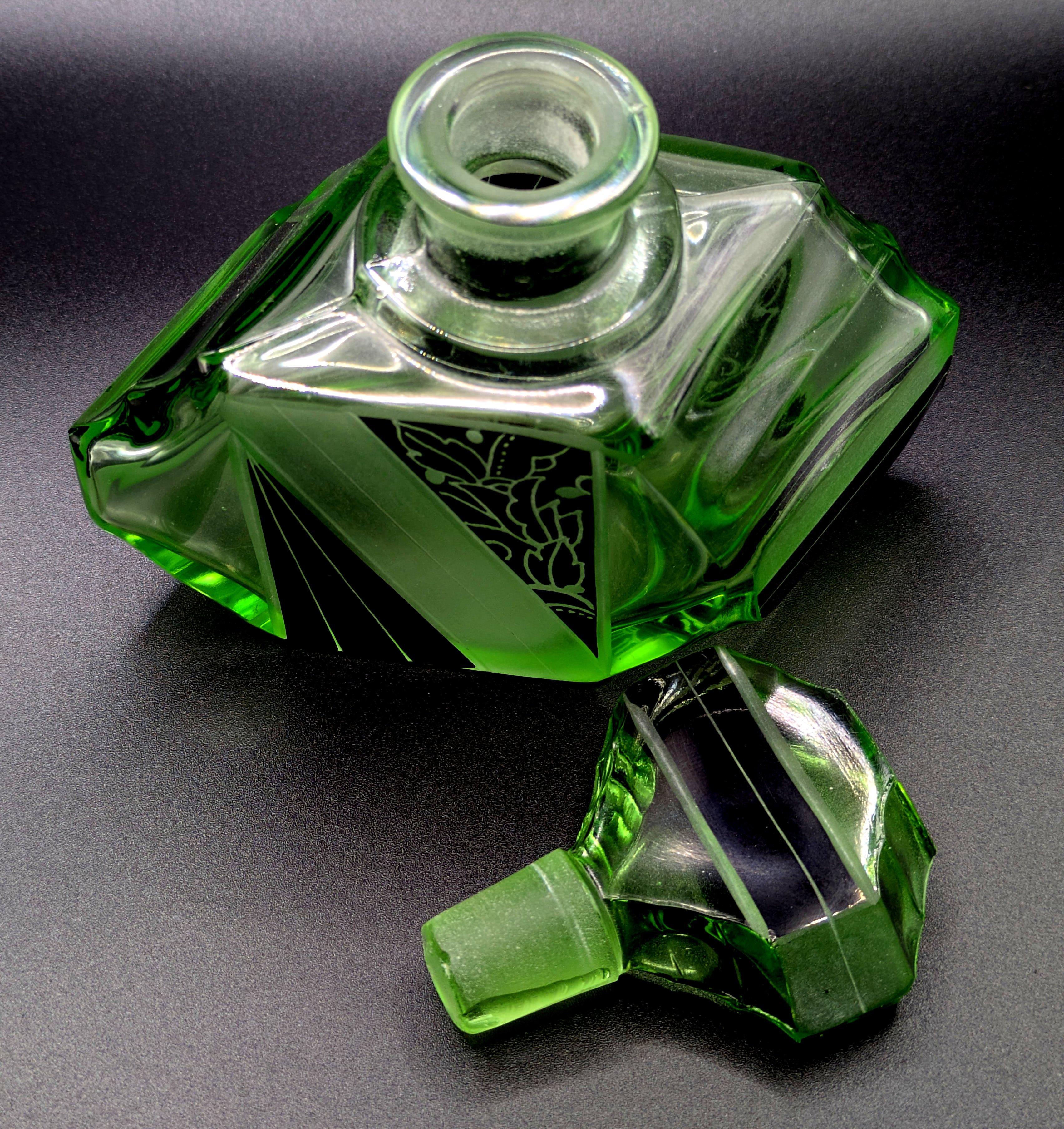 Flacon de parfum en verre vert Art Deco par Karl Palda, circa 1930 en vente 6