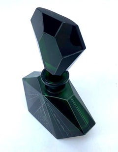 Flacon de parfum en verre vert Art Deco par Karl Palda, circa 1930