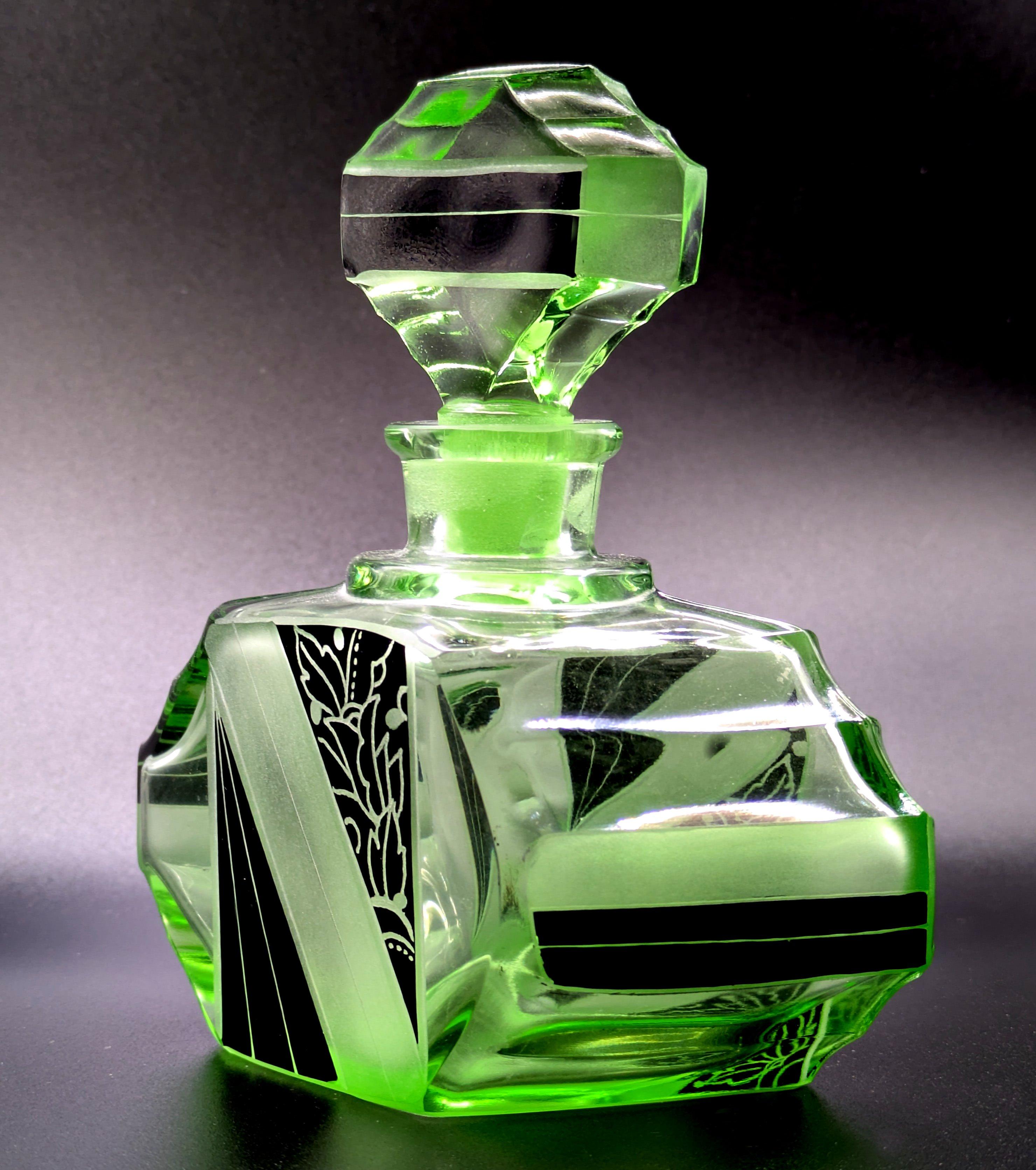 Art déco Flacon de parfum en verre vert Art Deco par Karl Palda, circa 1930 en vente
