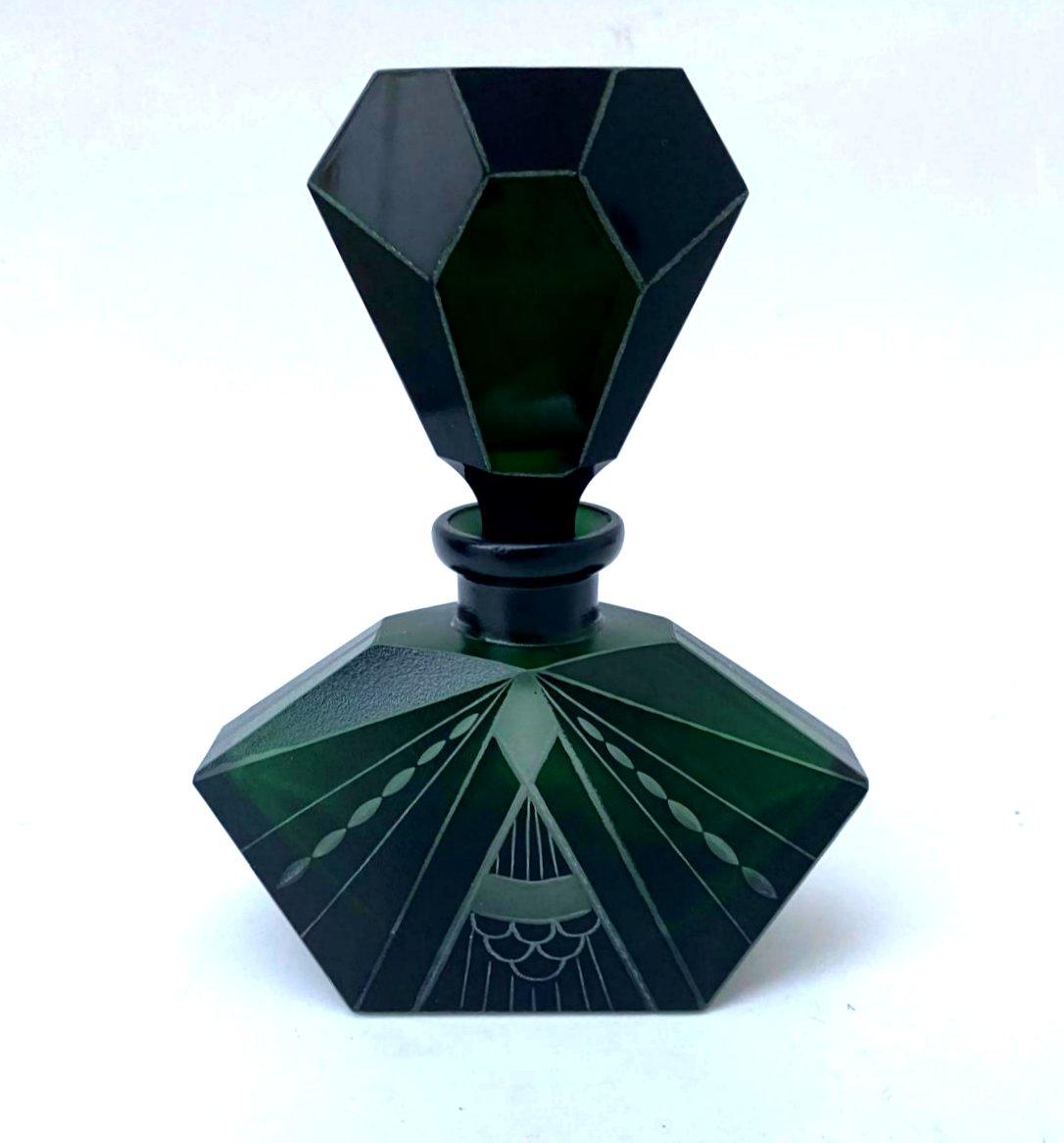 Art déco Flacon de parfum en verre vert Art Deco par Karl Palda, circa 1930 en vente