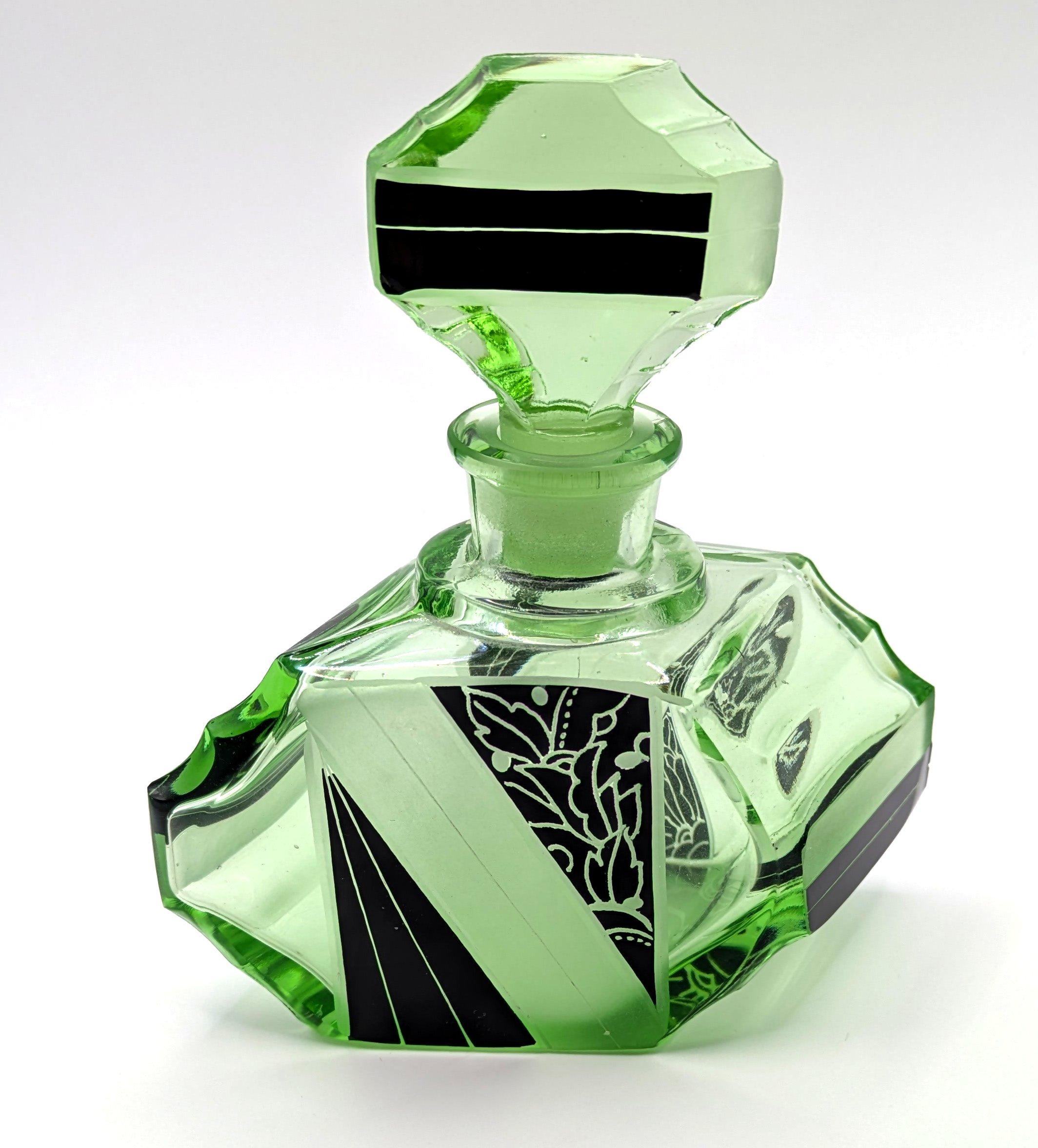 Tchèque Flacon de parfum en verre vert Art Deco par Karl Palda, circa 1930 en vente