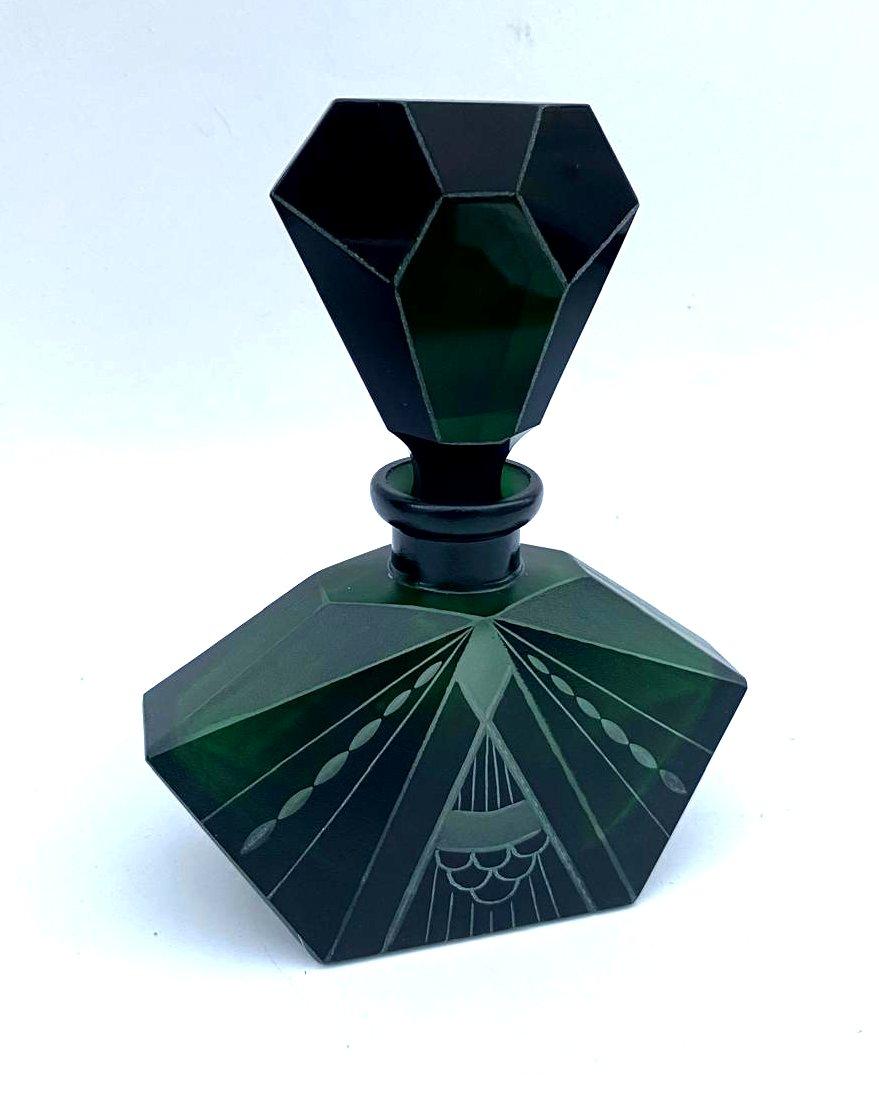 Tchèque Flacon de parfum en verre vert Art Deco par Karl Palda, circa 1930 en vente