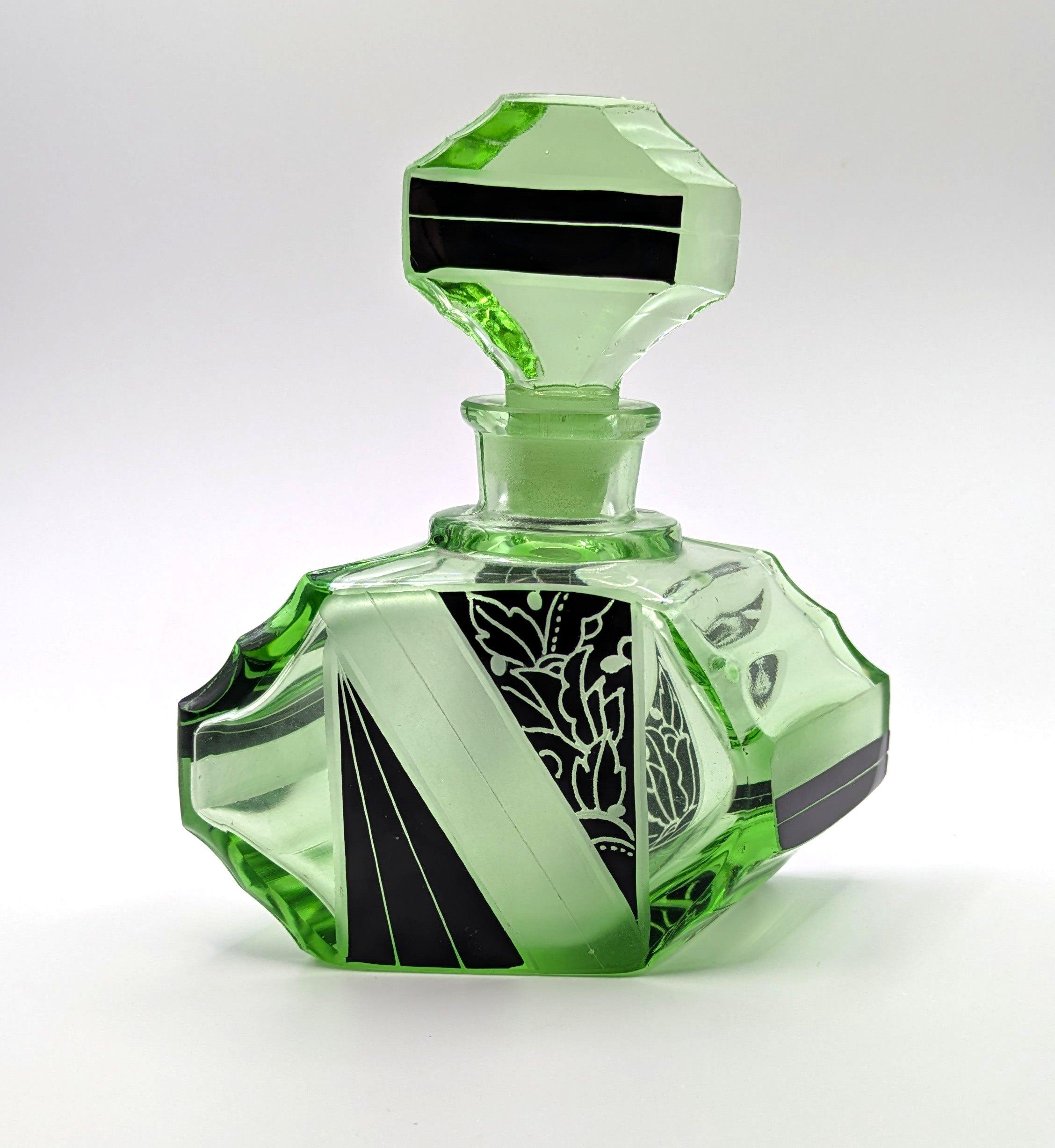 Flacon de parfum en verre vert Art Deco par Karl Palda, circa 1930 Bon état - En vente à Devon, England