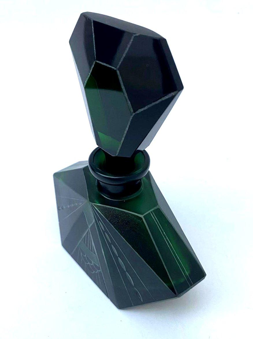 Buriné Flacon de parfum en verre vert Art Deco par Karl Palda, circa 1930 en vente