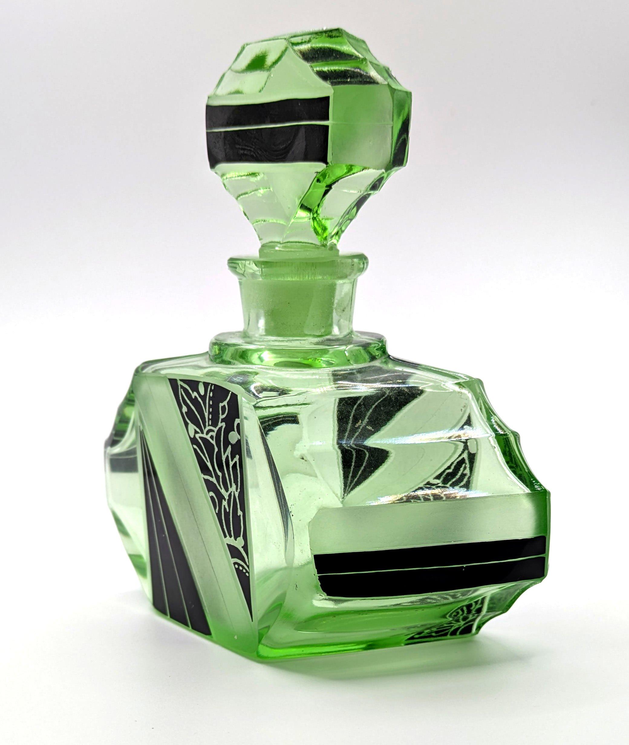 20ième siècle Flacon de parfum en verre vert Art Deco par Karl Palda, circa 1930 en vente
