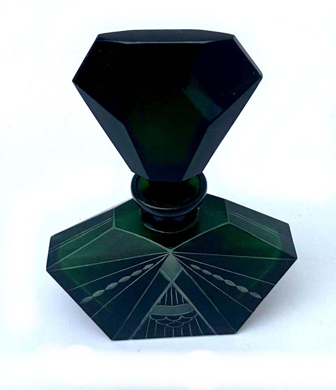 Flacon de parfum en verre vert Art Deco par Karl Palda, circa 1930 Bon état - En vente à Devon, England