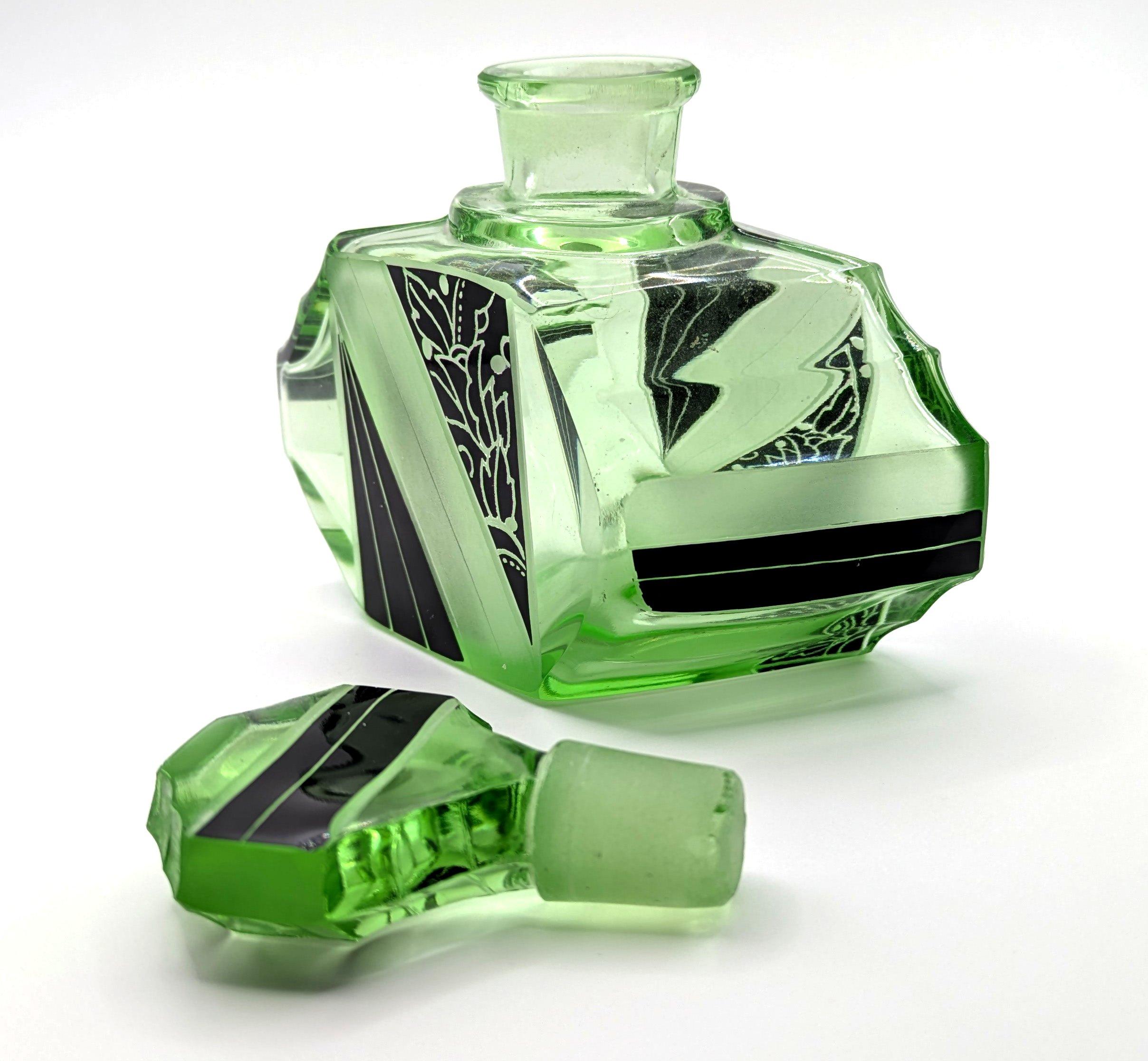 Verre Flacon de parfum en verre vert Art Deco par Karl Palda, circa 1930 en vente