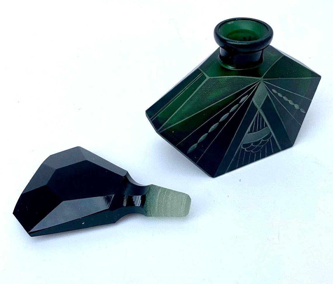 20ième siècle Flacon de parfum en verre vert Art Deco par Karl Palda, circa 1930 en vente