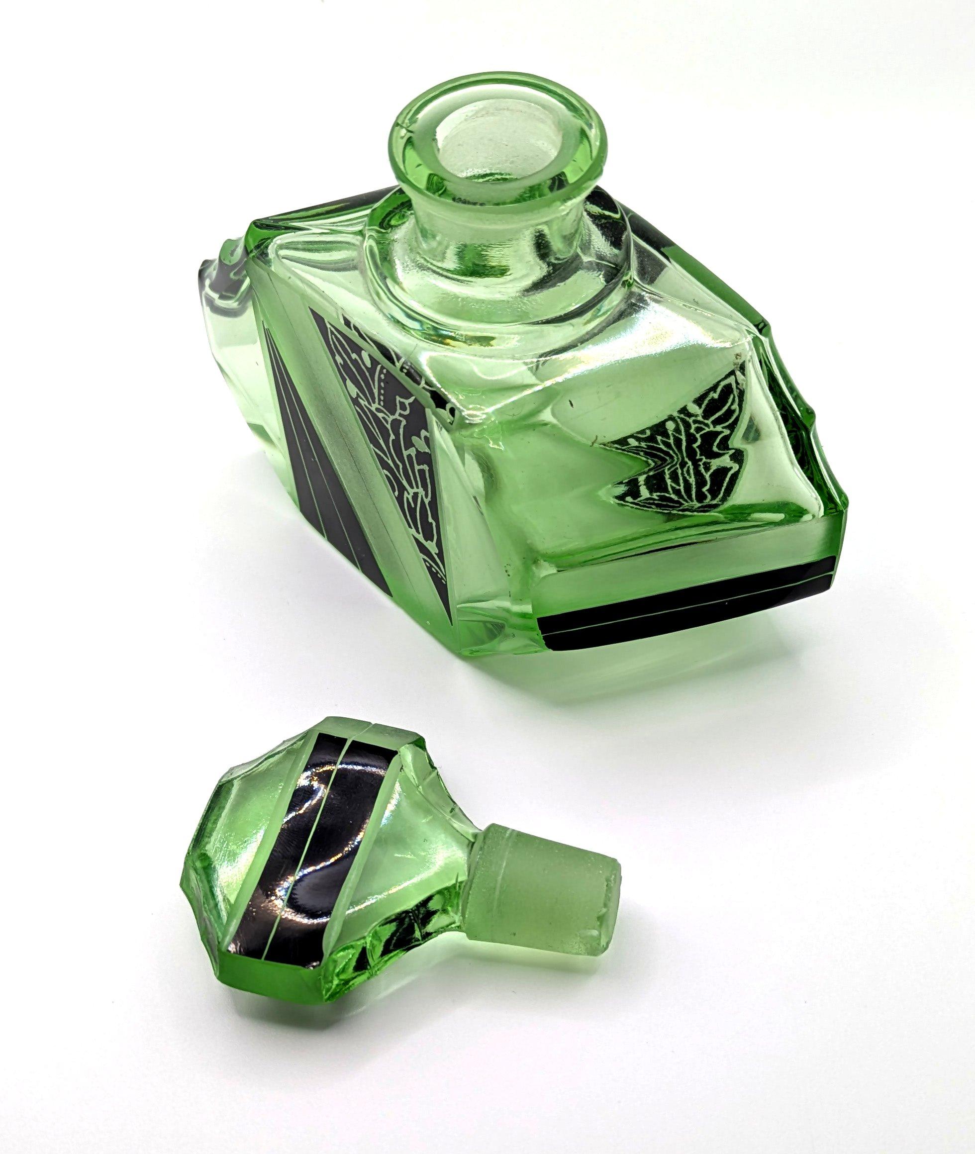 Flacon de parfum en verre vert Art Deco par Karl Palda, circa 1930 en vente 1