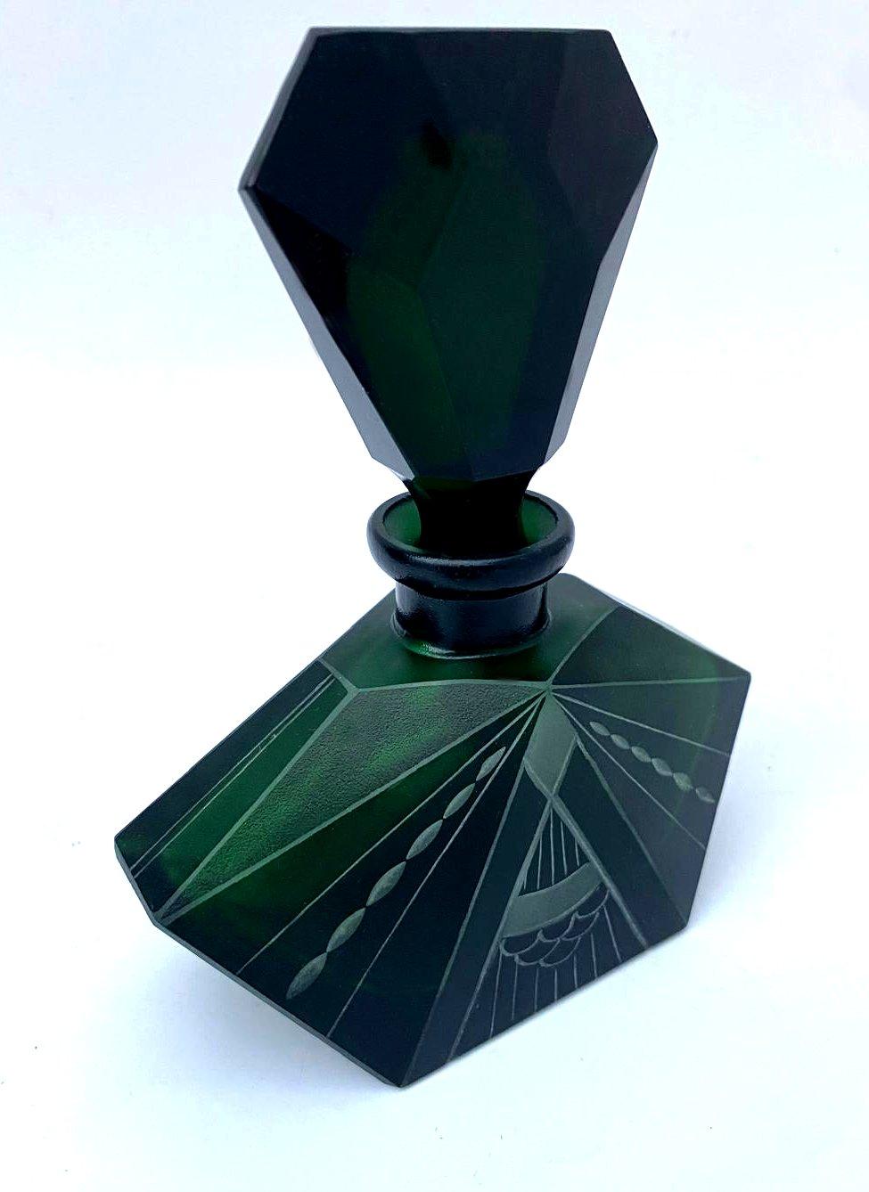 Émail Flacon de parfum en verre vert Art Deco par Karl Palda, circa 1930 en vente