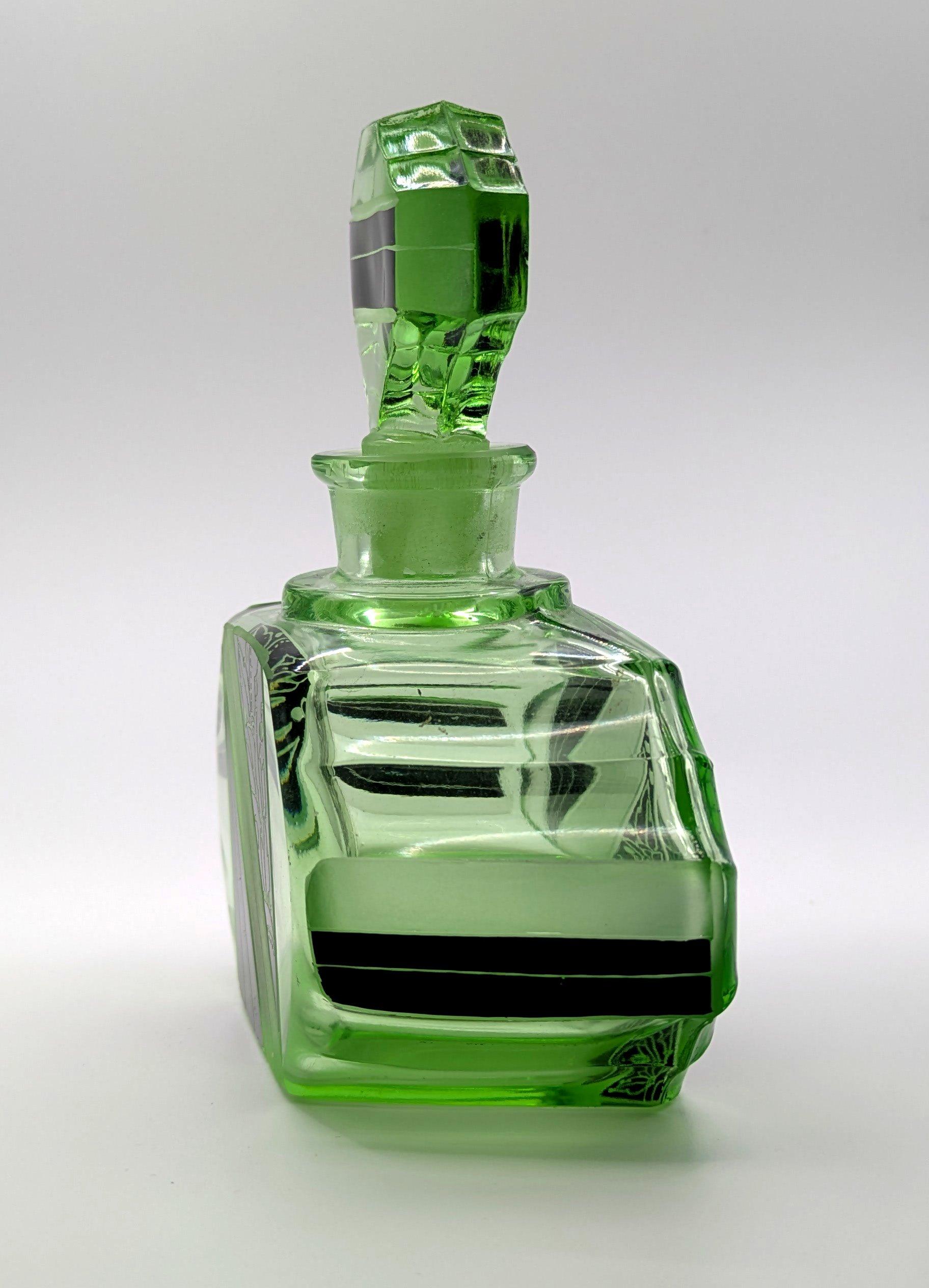 Flacon de parfum en verre vert Art Deco par Karl Palda, circa 1930 en vente 2