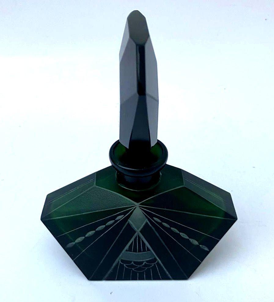 Flacon de parfum en verre vert Art Deco par Karl Palda, circa 1930 en vente 1