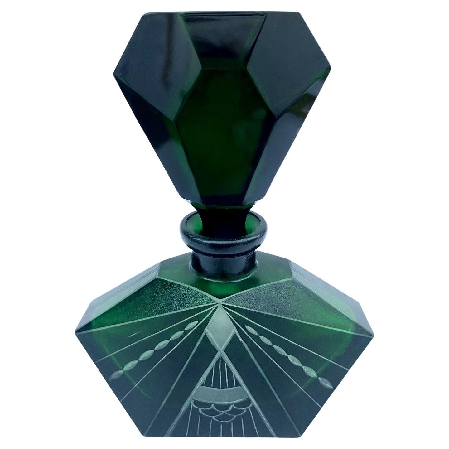 Bottiglia di profumo in vetro verde Art Deco di Karl Palda, 1930 circa