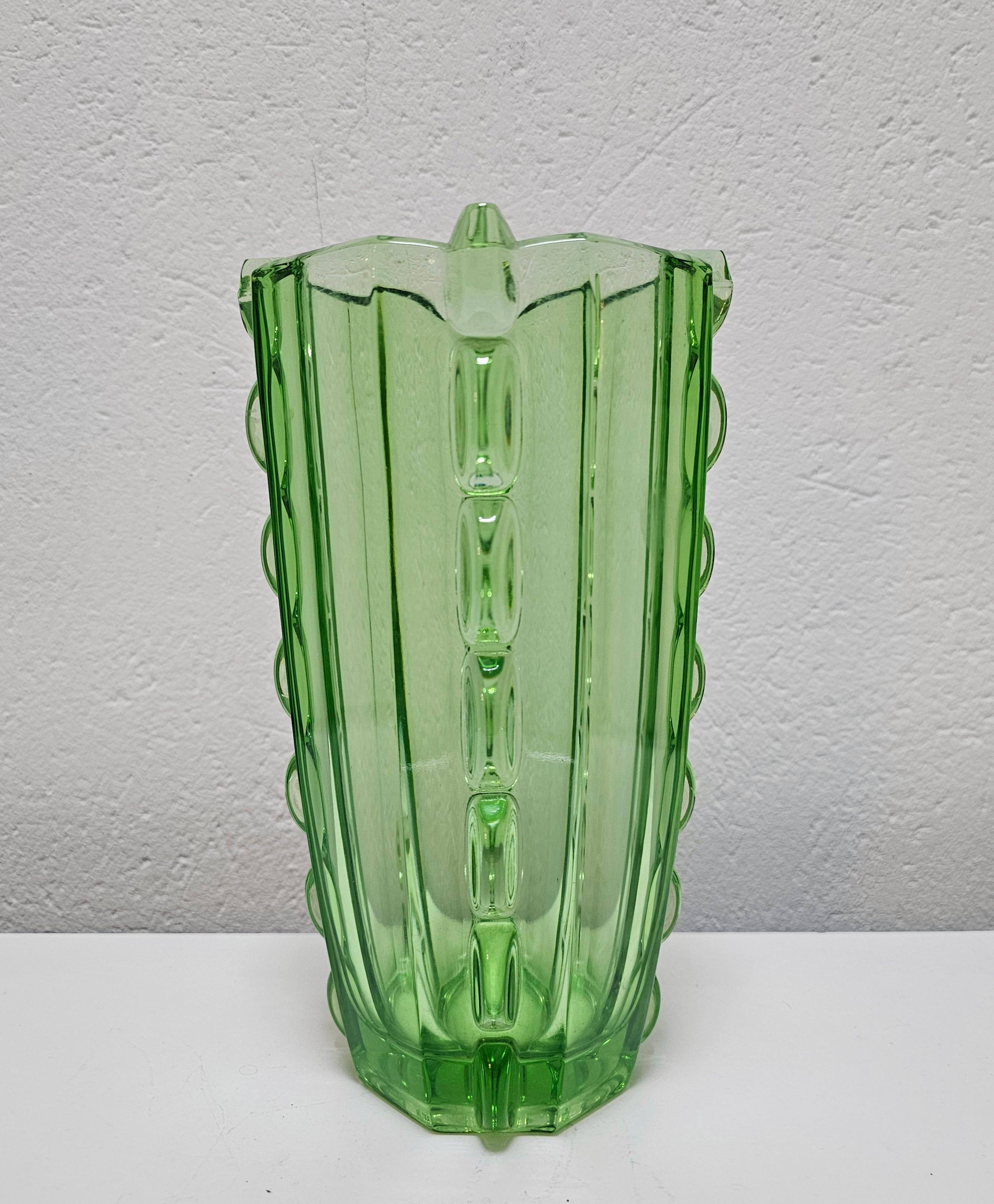 Art déco Vase sculptural Art Déco en verre vert, Tchécoslovaquie, années 1960 en vente