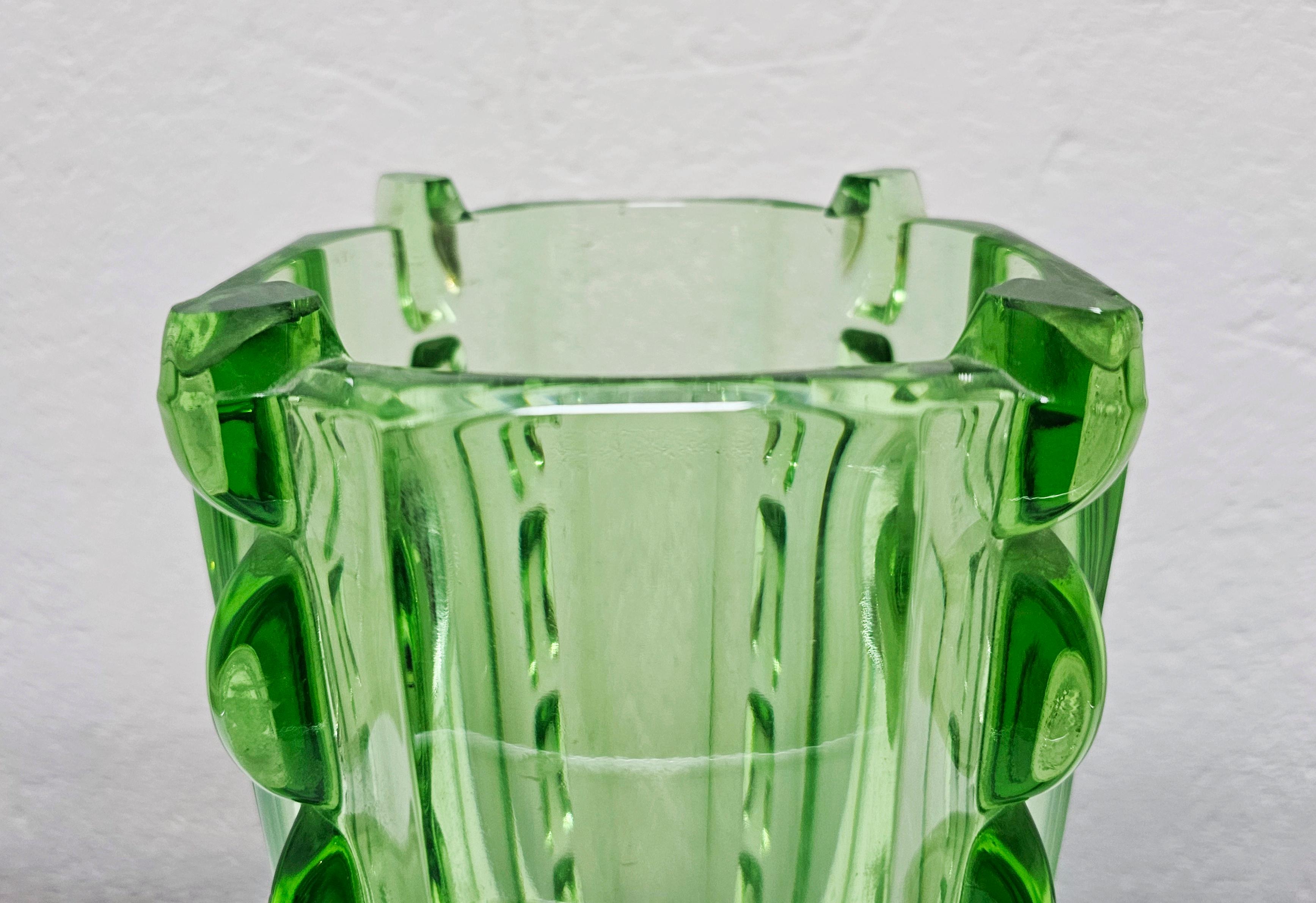 Milieu du XXe siècle Vase sculptural Art Déco en verre vert, Tchécoslovaquie, années 1960 en vente