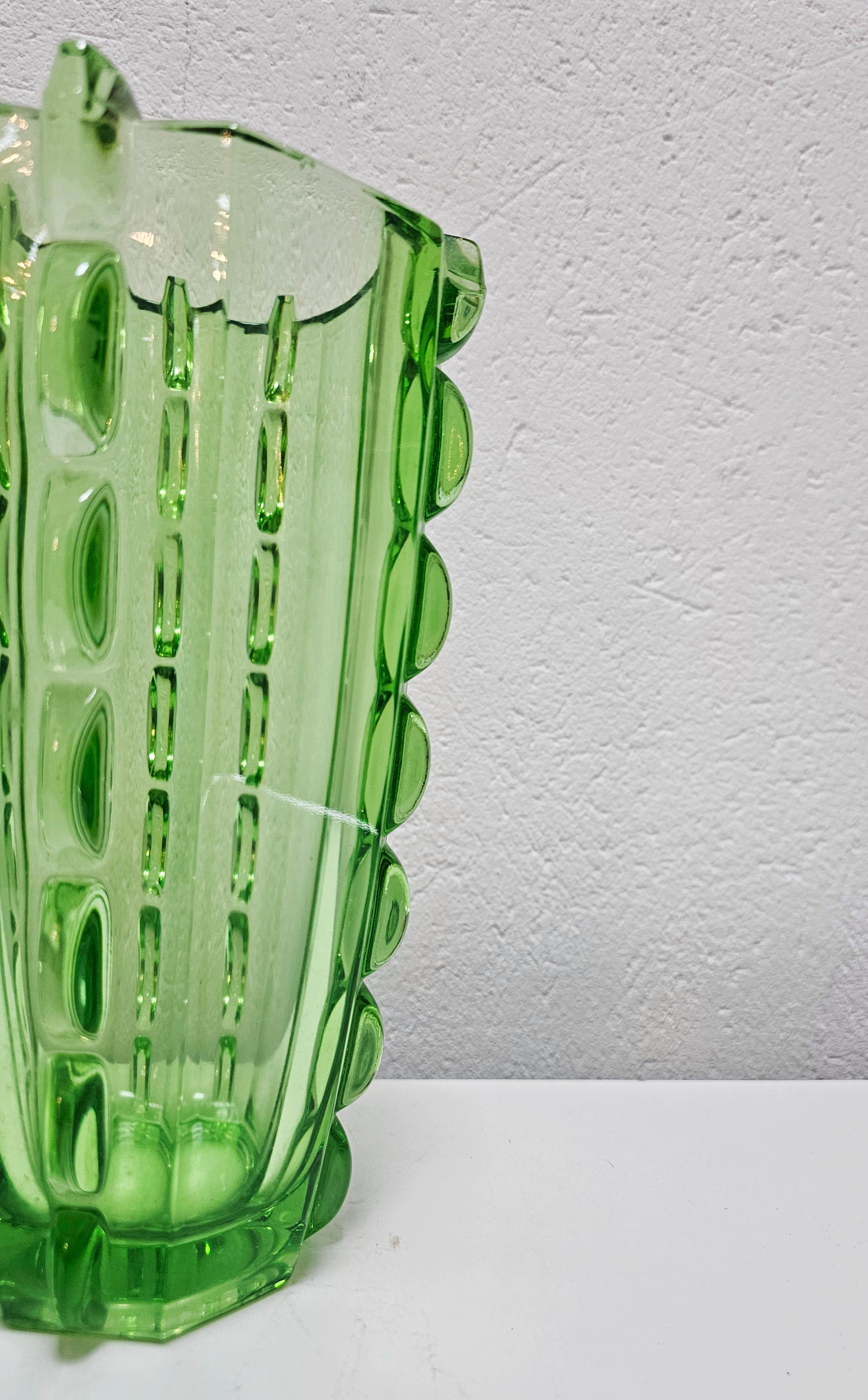 Verre Vase sculptural Art Déco en verre vert, Tchécoslovaquie, années 1960 en vente