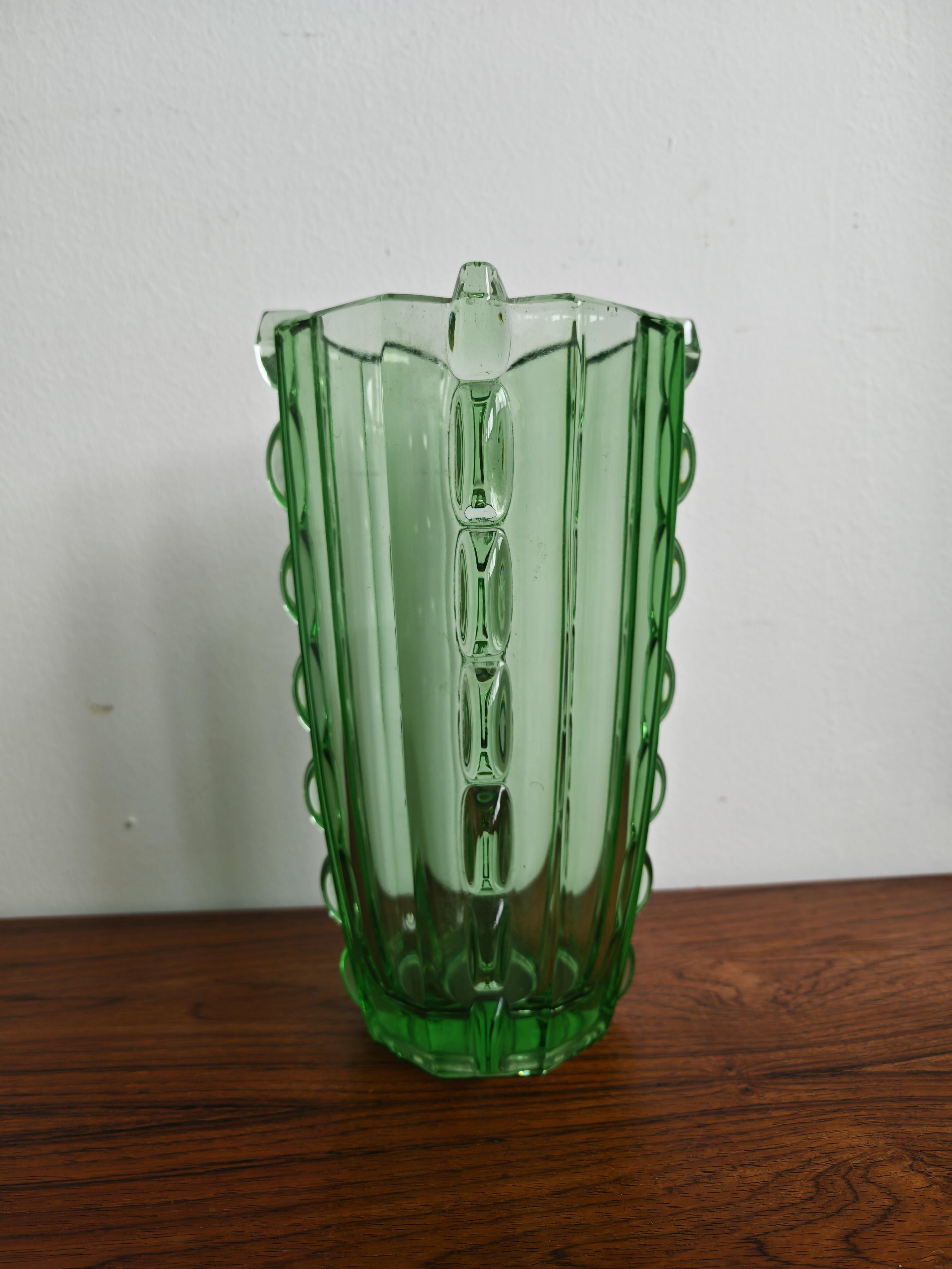Vase sculptural Art Déco en verre vert, Tchécoslovaquie, années 1960 en vente 1