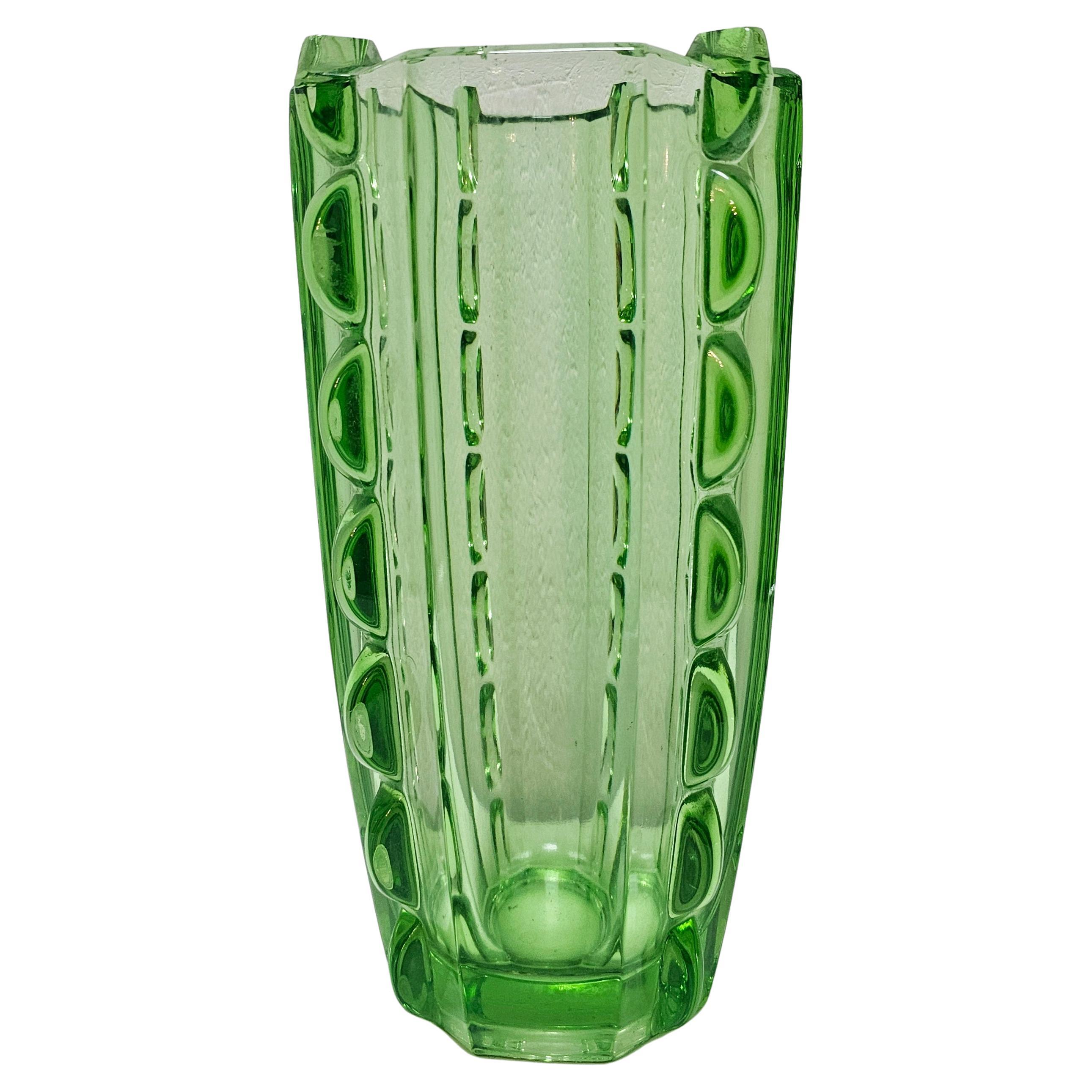 Vase sculptural Art Déco en verre vert, Tchécoslovaquie, années 1960 en vente