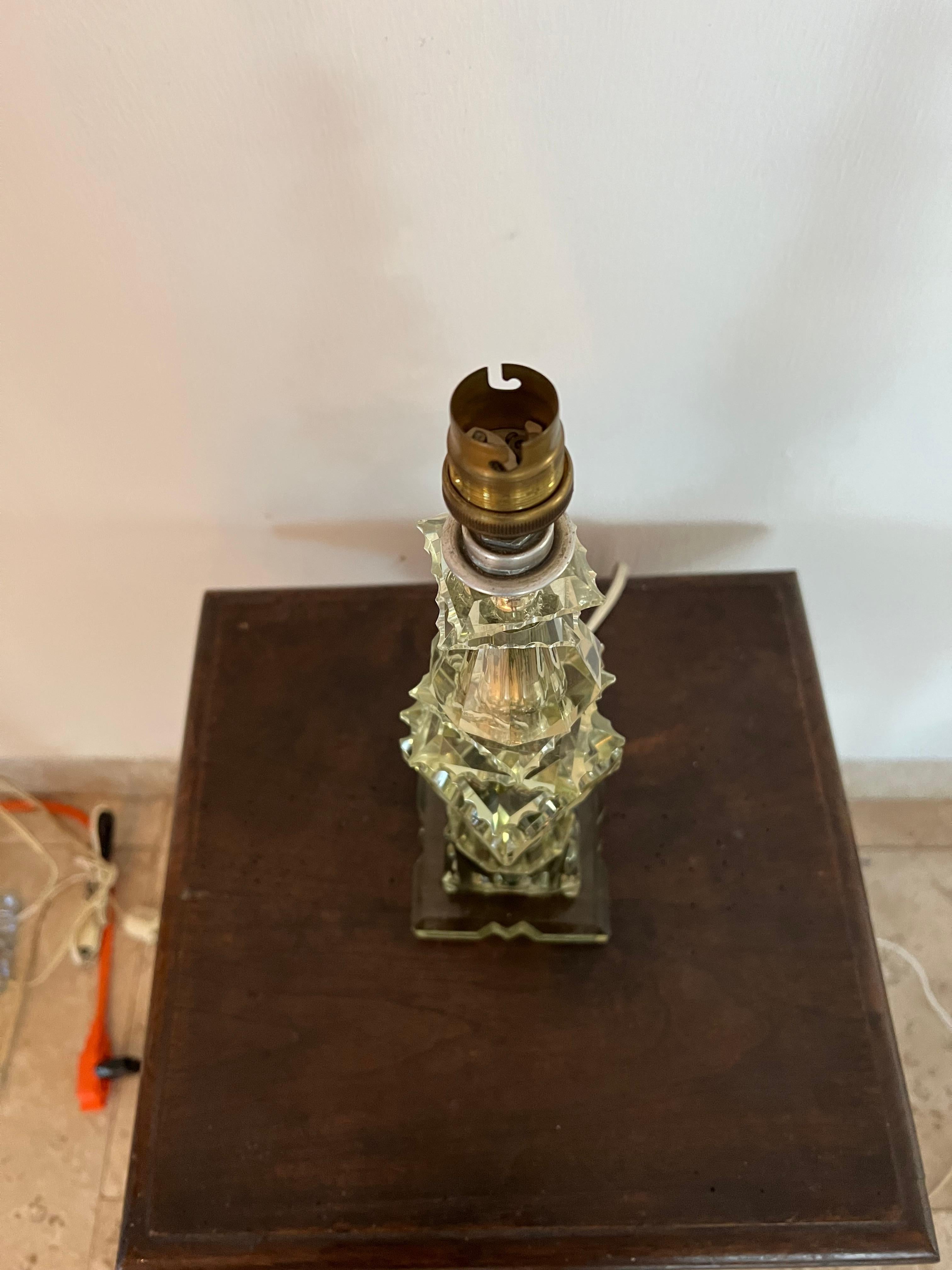 Belle lampe de table Art Déco dans le style de Baccarat et Jacques Adnet, non marquée.
Fabriqué en verre plombé coupé à la main, légèrement vert.
France vers 1940.
Les pièces 