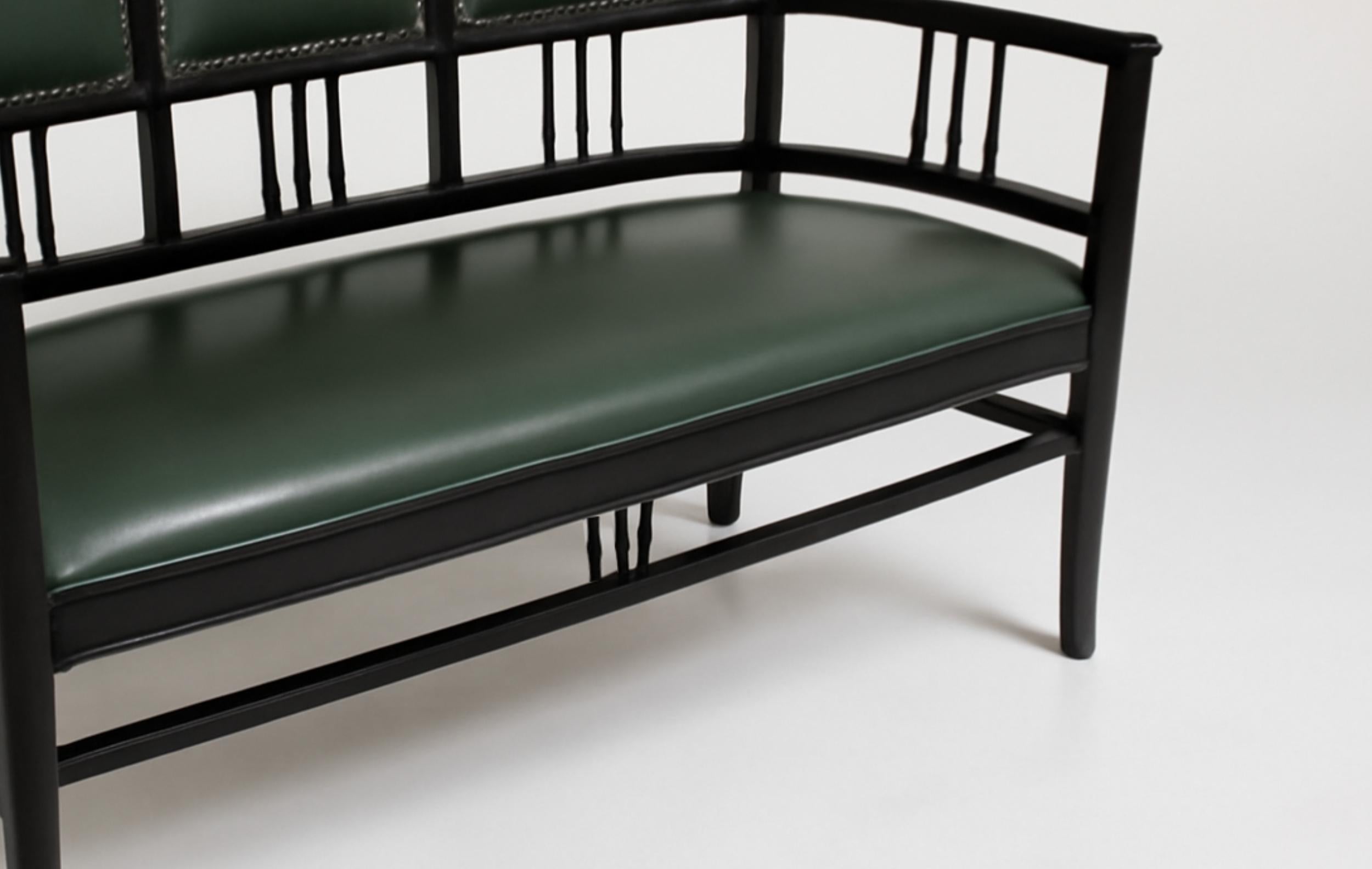 Divano canape in lacca nera art deco del 1940 con rivestimento in pelle verde 

altezza 35,82 (91 cm)  lunghezza 42,48 (107,9 cm) larghezza 18,7 in (47 cm) lunghezza seduta 39,37 (100 cm) altezza seduta 16,92 in (43 cm) larghezza seduta 15,94 in