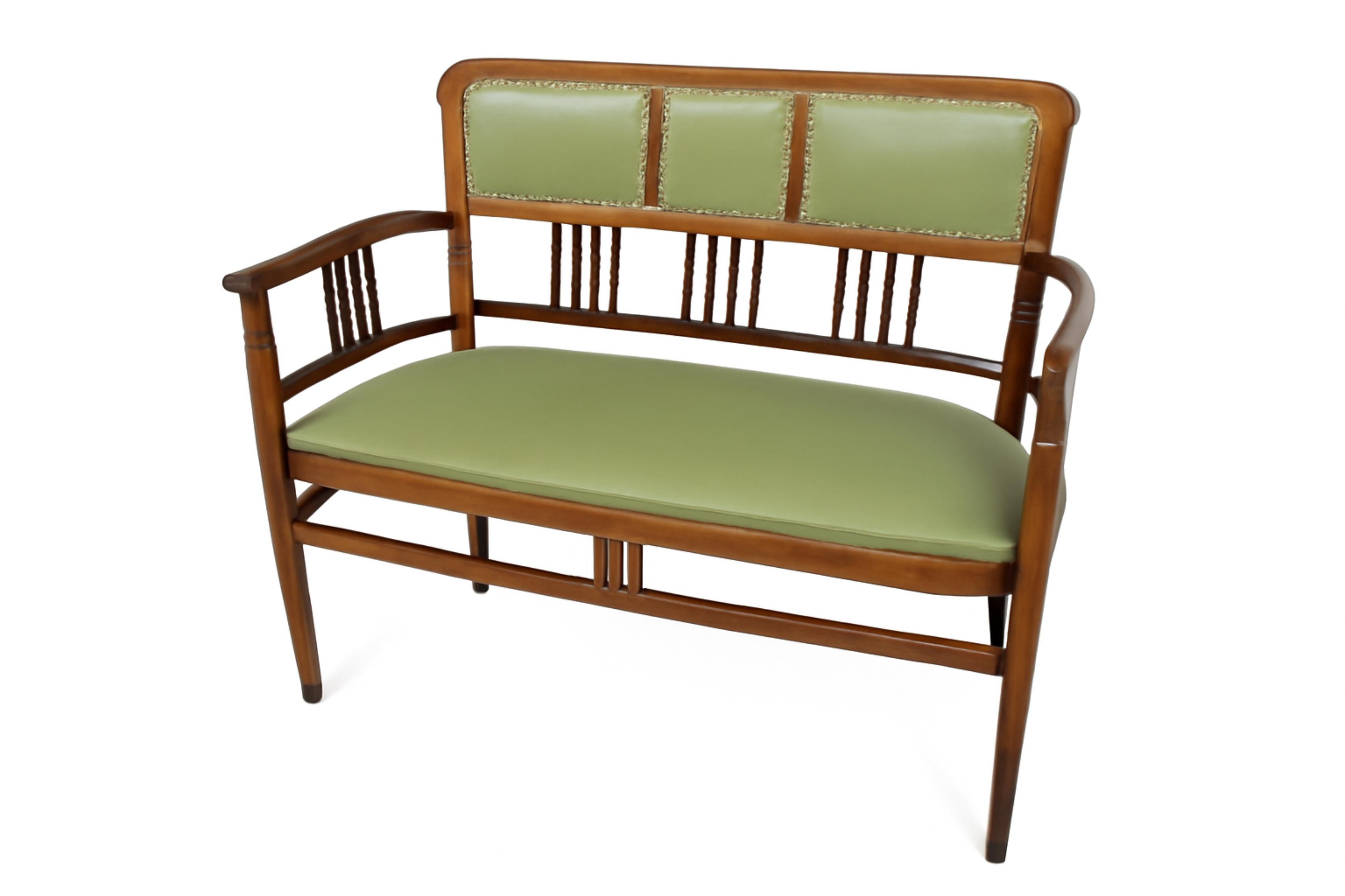 Un divano canape art déco del 1940 con rivestimento in pelle verde 

altezza 35,82 (91 cm)  lunghezza 42,48 (107,9 cm) larghezza 18,7 in (47 cm) lunghezza seduta 39,37 (100 cm) altezza seduta 16,92 in (43 cm) larghezza seduta 15,94 in (40,5 cm)