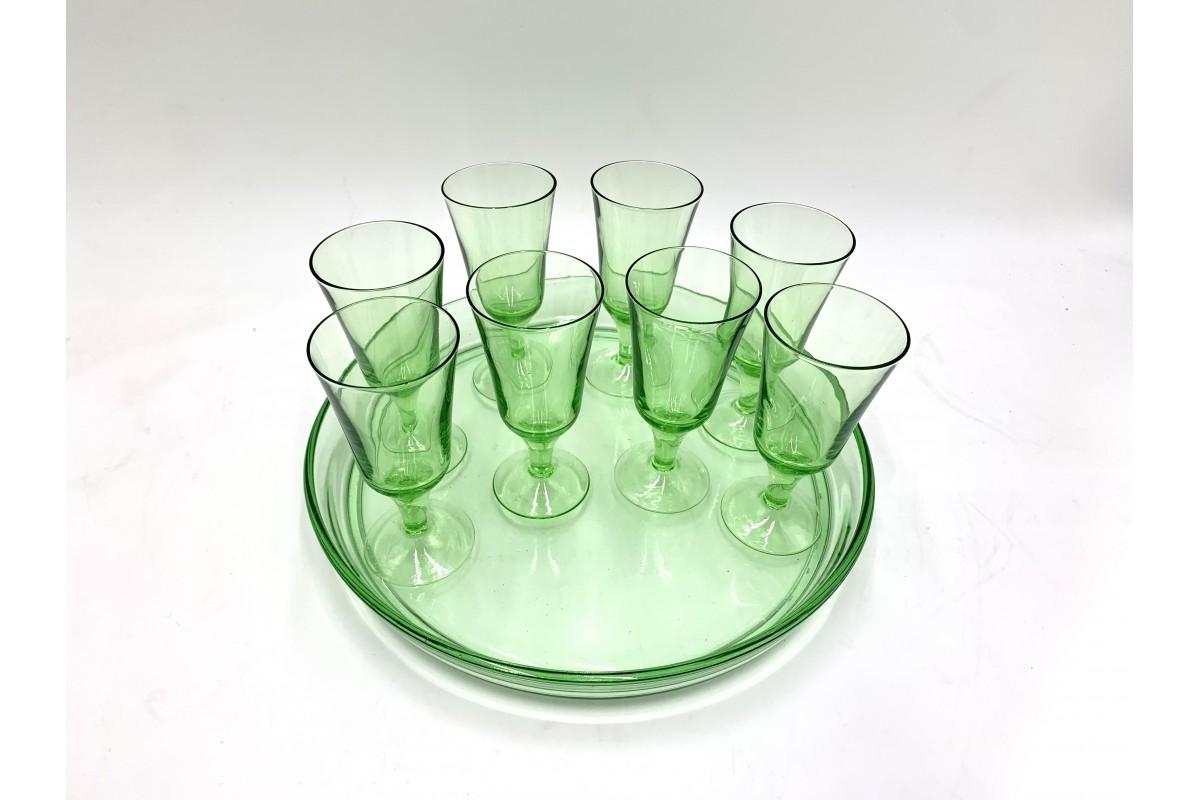 Green liqueur set consisting of a decanter with a stopper, 10 liqueur glasses and a tray.

Very good condition, no damage.

Measures: Height of the decanter 27 cm, without the plug 19.5 cm, diameter 12.5 cm

Height of the liqueur glasses 10cm,