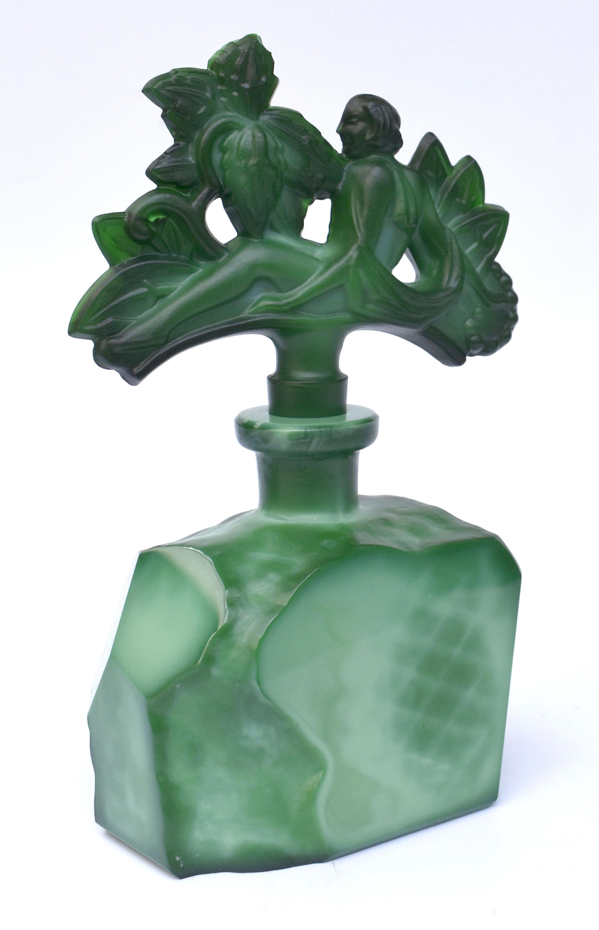 Art déco Flacon de parfum figuratif en verre malachite vert Art Déco en vente