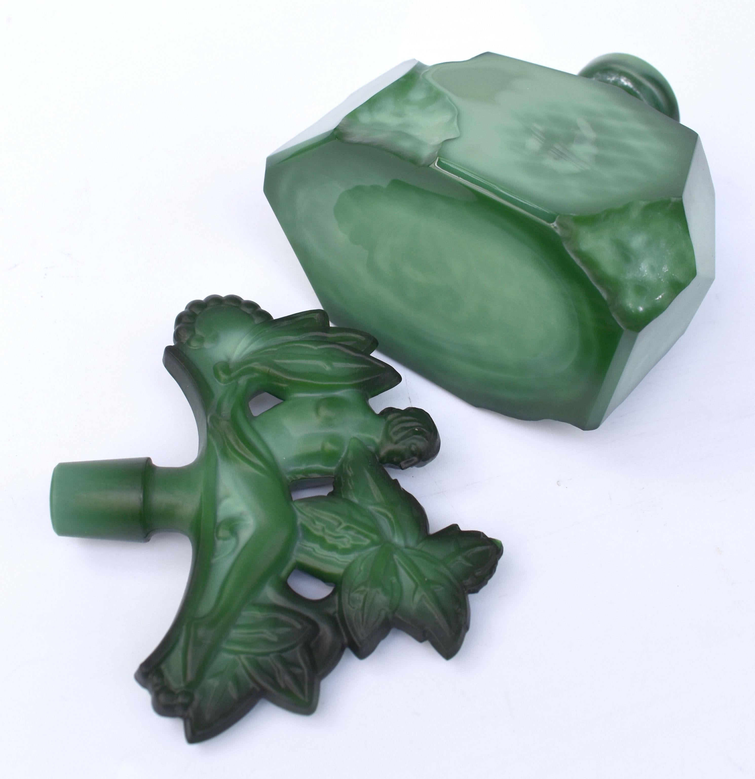 Tchèque Flacon de parfum figuratif en verre malachite vert Art Déco en vente