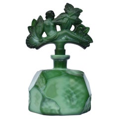 Bottiglia di profumo figurata in vetro verde malachite Art Deco