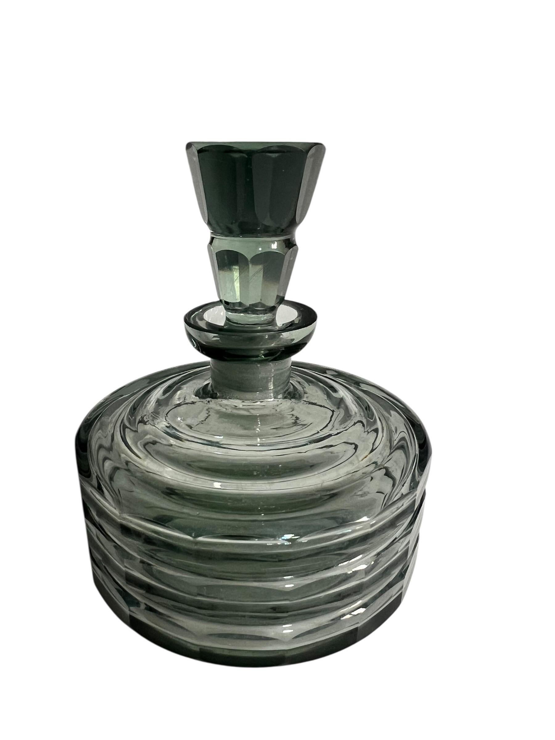 Art Deco green molded glass toilet set – Czechoslovakia, circa 1930 en vente 7